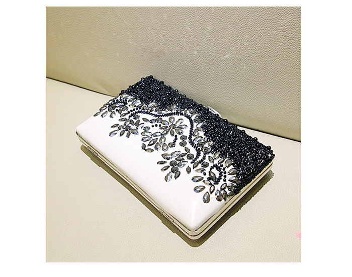พร้อมส่ง Evening Clutch กระเป๋าออกงาน สีขาว แต่งลูกปัดรมดำ ทรงสี่เหลี่ยม