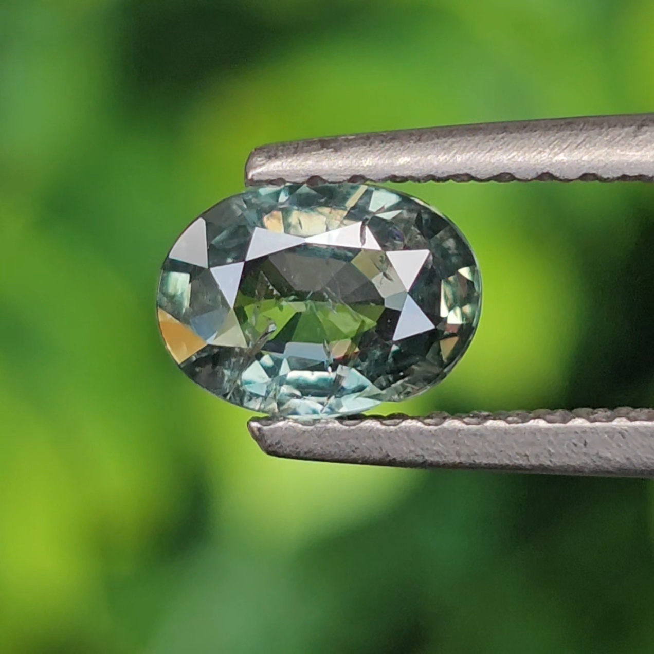 พลอย เขียวส่อง Blue-Green Sapphire 0.77 กะรัต (Cts.) ดิบ (Unheated) พลอยแท้ อัญมณีมงคลประจําวันเกิด เครื่องประดับพลอย