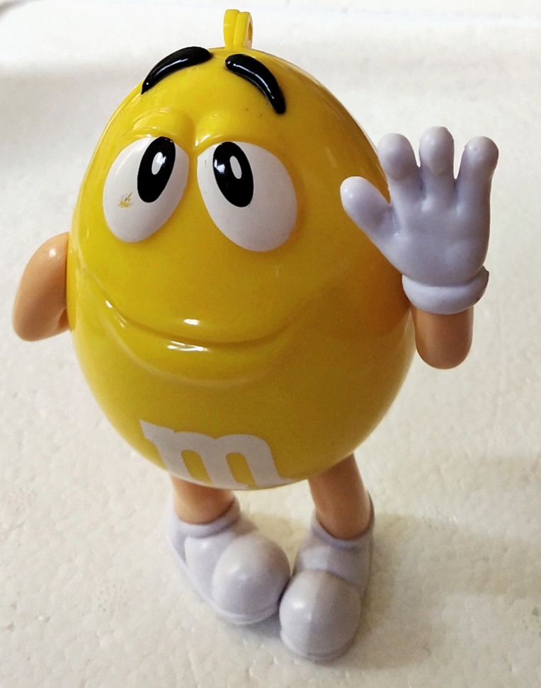ของสะสม ตุ๊กตา M&M สีเหลือง**ตาขาวมีรอนถลอก ด้านหลังเปิดได้ ใช้เก็บห่อขนม สูง5นิ้ว กว้างจากแขนซ้ายถึงแขนขวา 3นิ้วสภาพใหม่