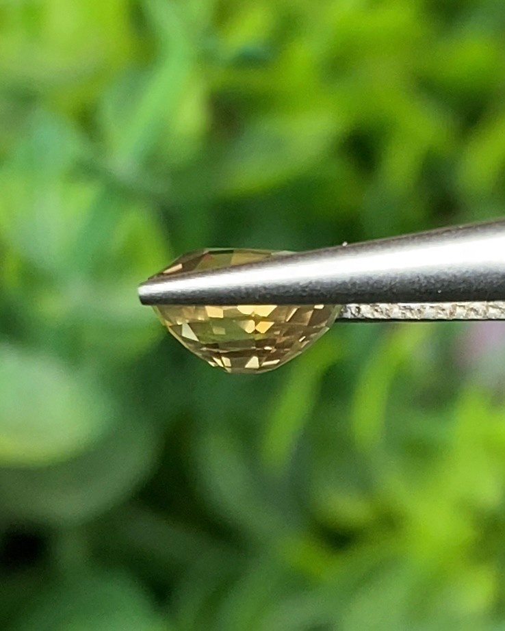 พลอย บุษราคัม Yellow Sapphire 1.64 กะรัต (Cts.) ดิบ ไม่ผ่านการเผา (Unheated) พร้อมใบเซอร์ พลอยแท้ อัญมณีมงคลประจําวันเกิด เครื่องประดับพลอย