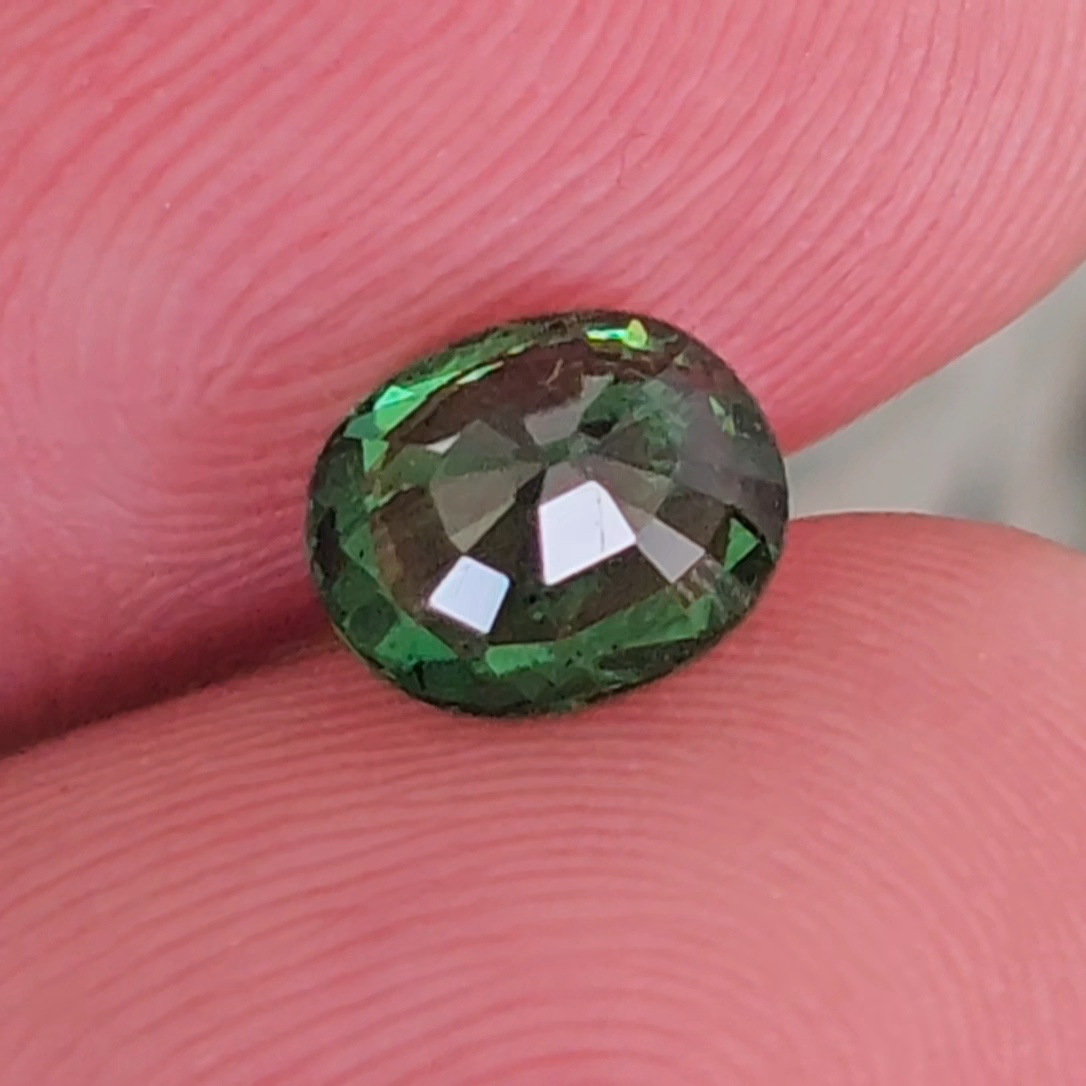 พลอย ซาโวไรท์ Tsavorite Garnet 1.36 กะรัต (Cts.) ดิบ Unheated พร้อมใบเซอร์ อัญมณีมงคลประจําวันเกิด เครื่องประดับพลอย