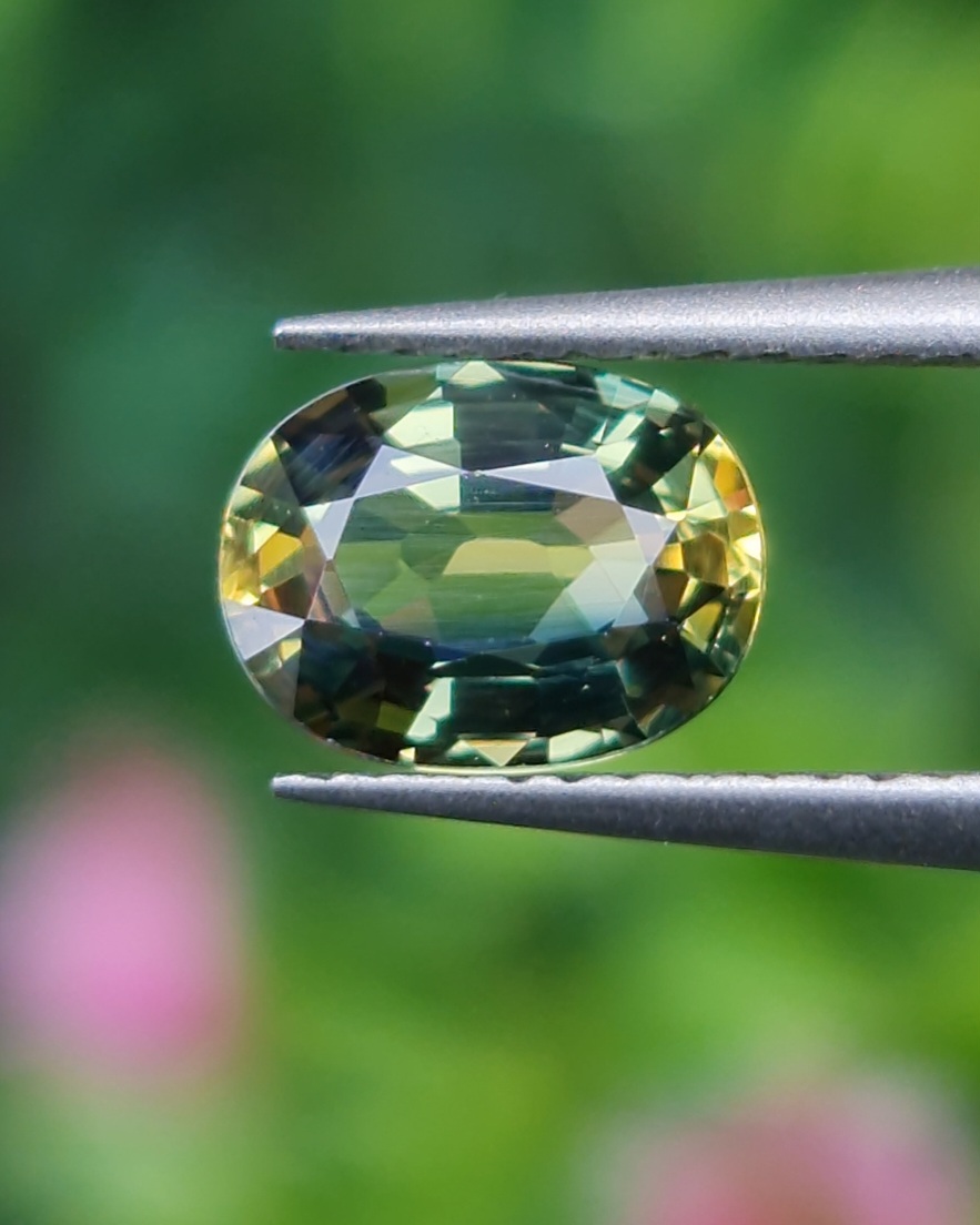 พลอย แซฟไฟร์ 3 สี Tri-Color Sapphire 0.95 กะรัต (Cts.) ดิบ Unheated พลอยแท้ อัญมณีมงคลประจําวันเกิด เครื่องประดับพลอย