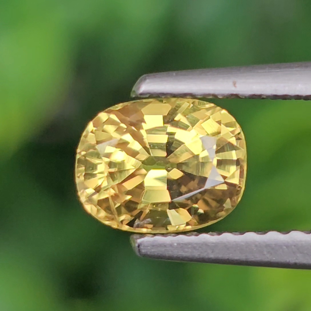 พลอย บุษราคัม yellow sapphire 1.17 กะรัต (Cts.) ดิบ (Unheated) พร้อมใบเซอร์ พลอยแท้ อัญมณีมงคลประจําวันเกิด เครื่องประดับพลอย