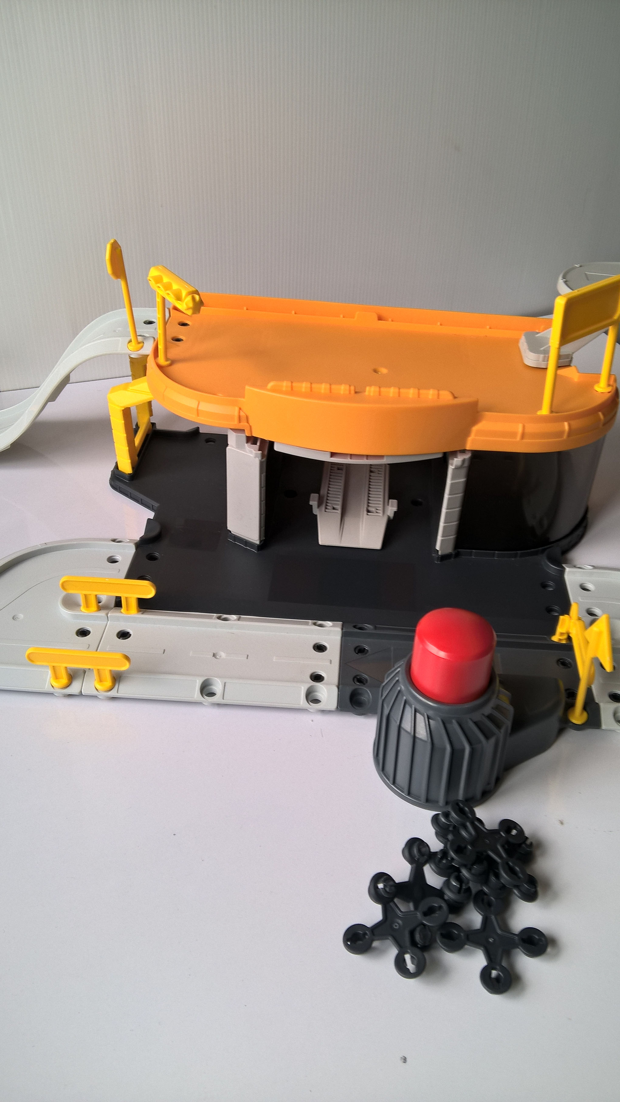 ชุดเซ็ทรางรถเหล็ก Die Cast มาจอเร็ต ครีเอทริก RACING PITSTOP สภาพดีมาก แกะเพื่อโชว์รถเหล็ก ใช้เล่นกับรถเหล็ก ขนาดประมาณ 1:64 ขนาดโดยประมาณ 72*22 cm. ***ไม่มีรถ