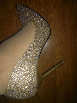 รองเท้าออกงาน รองเท้าส้นสูง ฝังเพชร สวยหรู