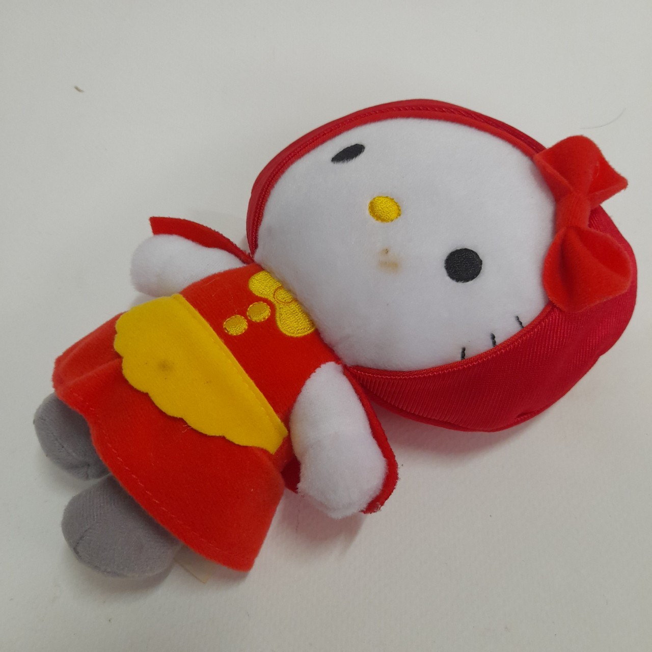 ตุ๊กตาผ้า Hello Kitty คิตตี้หนูน้อยหมวกแดง***มีตำหนิตามภาพ ไม่มีกล่อง ของสะสมจากแมคโดนัลด์