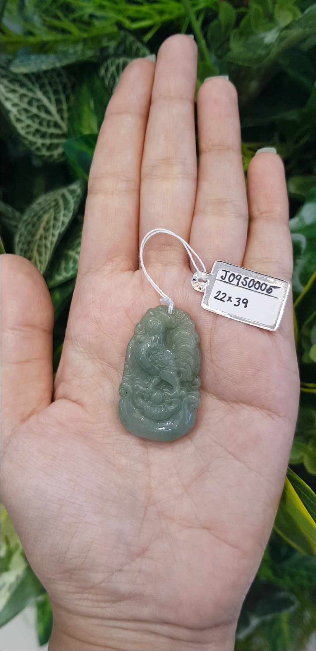 หยก พม่า แท้ Jade จี้หยก (jadeite) แกะสลักรูปไก่ ดิบ ไม่ผ่านการปรับปรุง (Type A) พม่า (Myanmar)