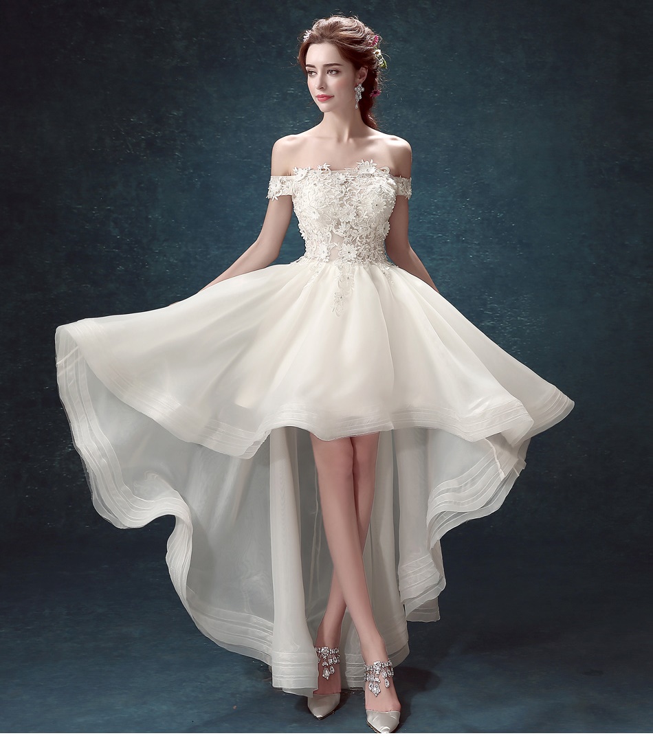 Pre-order ชุดแฟนซี ชุดเจ้าสาว ชุดราตรี สีขาว ปาดไหล่ แต่งดอกไม้ ปักเลื่อม หน้าสั้นหลังยาว เชือกผูกหลัง