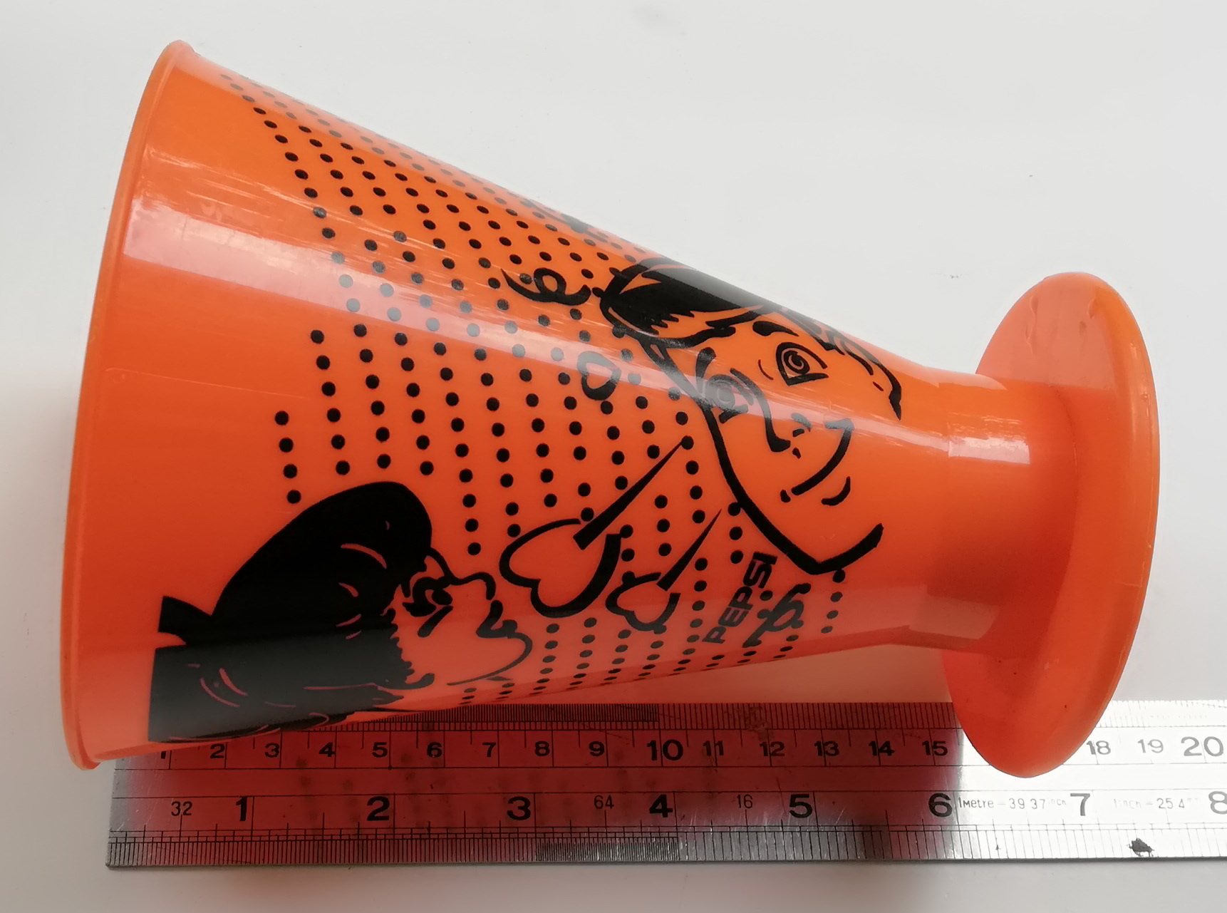 ของสะสมเก่า แก้วน้ำพลาสติกทรงกรวยสีส้ม พิมพ์ลายผู้หญฺิงและผู้ชายบนจุดสีดำ ฐานกลมแบน ของสะสมจากน้ำอัดลมมิรินด้ารสส้ม Mirinda,Orange