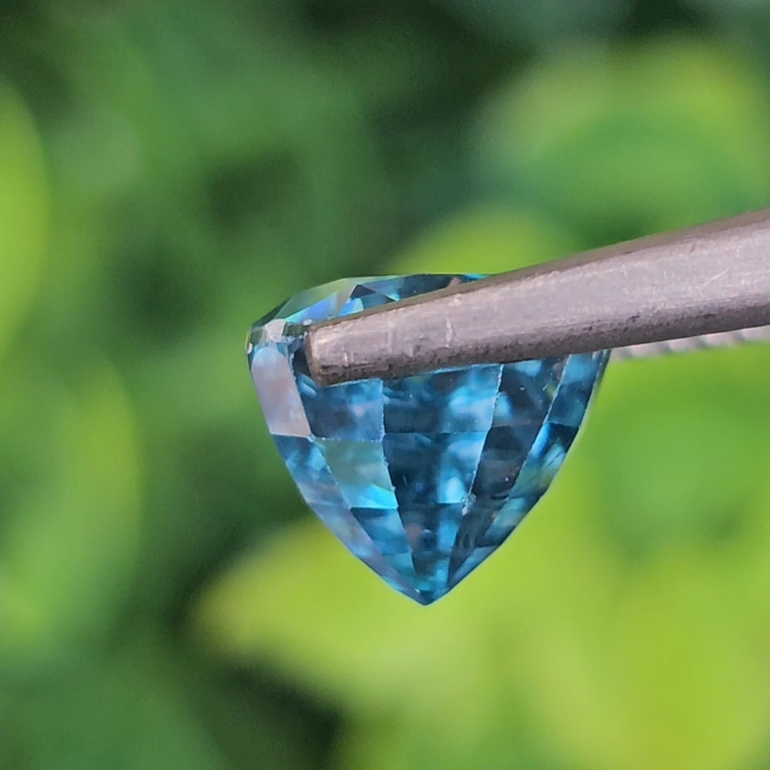 พลอย เพทาย (Zircon) 5.55 กะรัต (Cts.) พลอยแท้ อัญมณีมงคลประจําวันเกิด เครื่องประดับพลอย