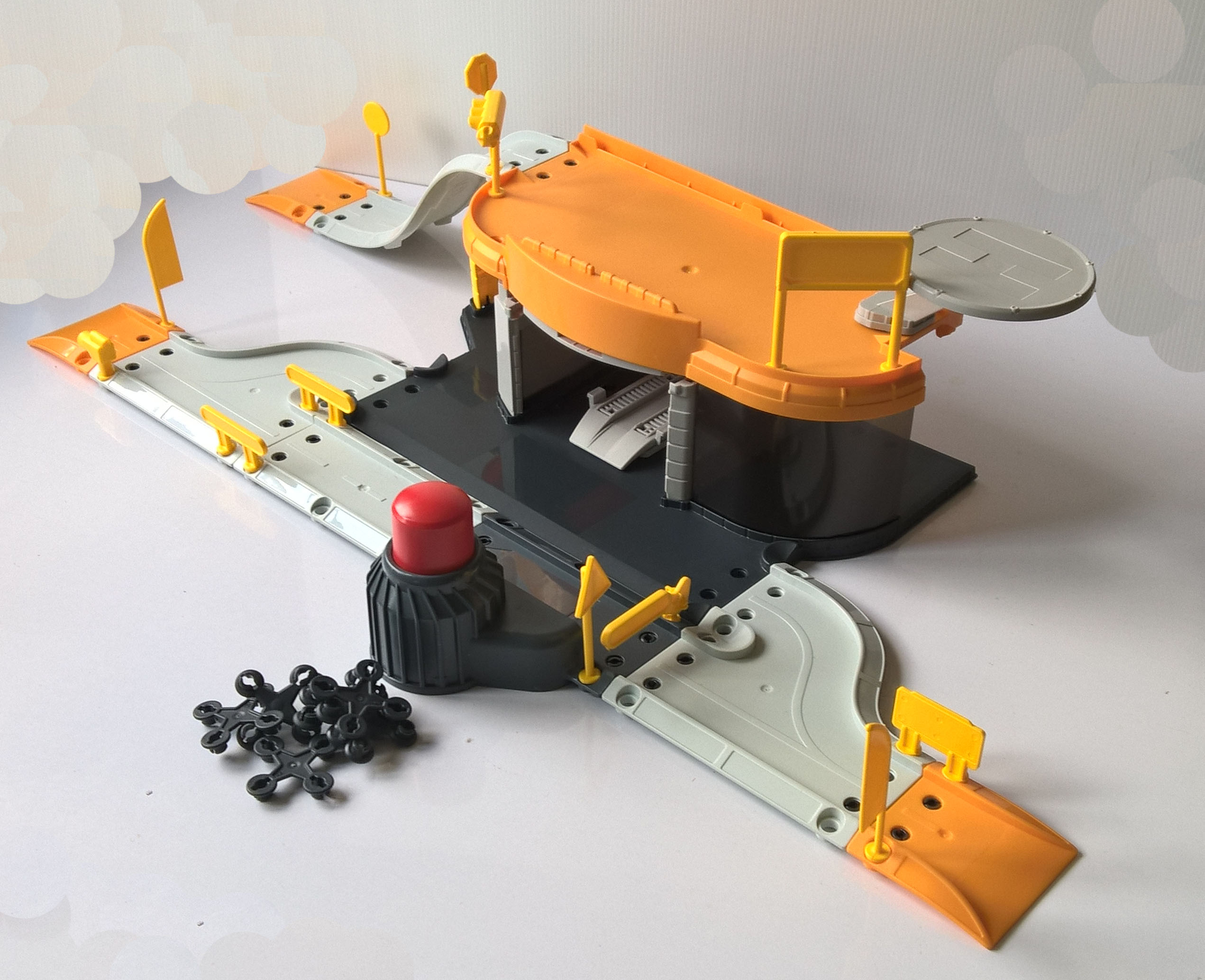 ชุดเซ็ทรางรถเหล็ก Die Cast มาจอเร็ต ครีเอทริก RACING PITSTOP สภาพดีมาก แกะเพื่อโชว์รถเหล็ก ใช้เล่นกับรถเหล็ก ขนาดประมาณ 1:64 ขนาดโดยประมาณ 72*22 cm. ***ไม่มีรถ