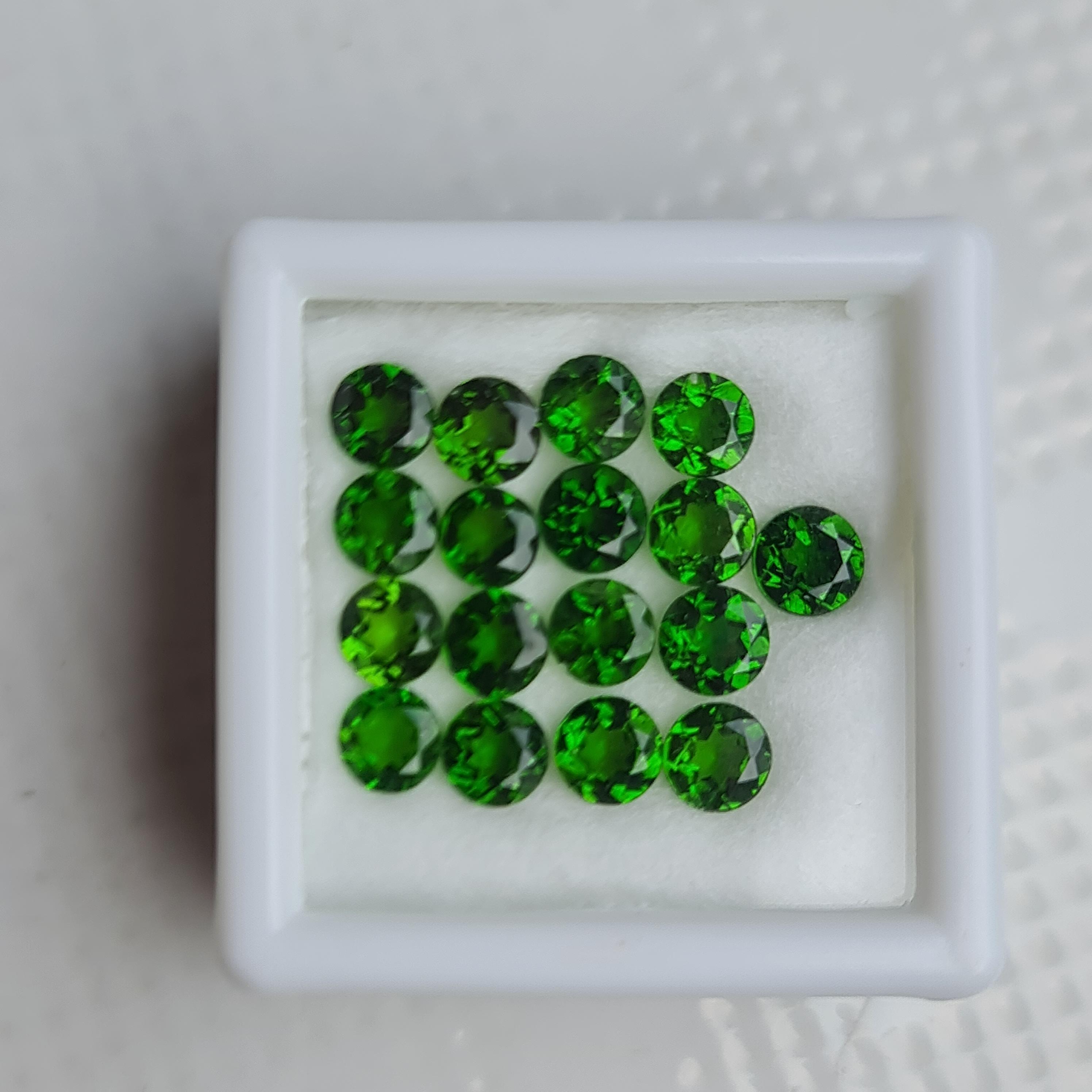 พลอย โครม ไดออพไซด์ Chrome Diopside 4.98 กะรัต (Cts.) 17 เม็ด พลอยแท้ อัญมณีมงคลประจําวันเกิด เครื่องประดับพลอย