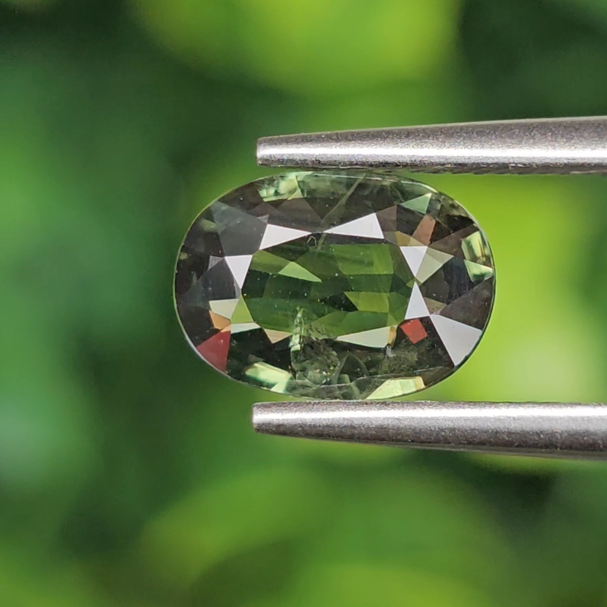 พลอย เขียวส่อง Green Sapphire 1.43 กะรัต (Cts.) พลอยแท้ อัญมณีมงคลประจําวันเกิด เครื่องประดับพลอย