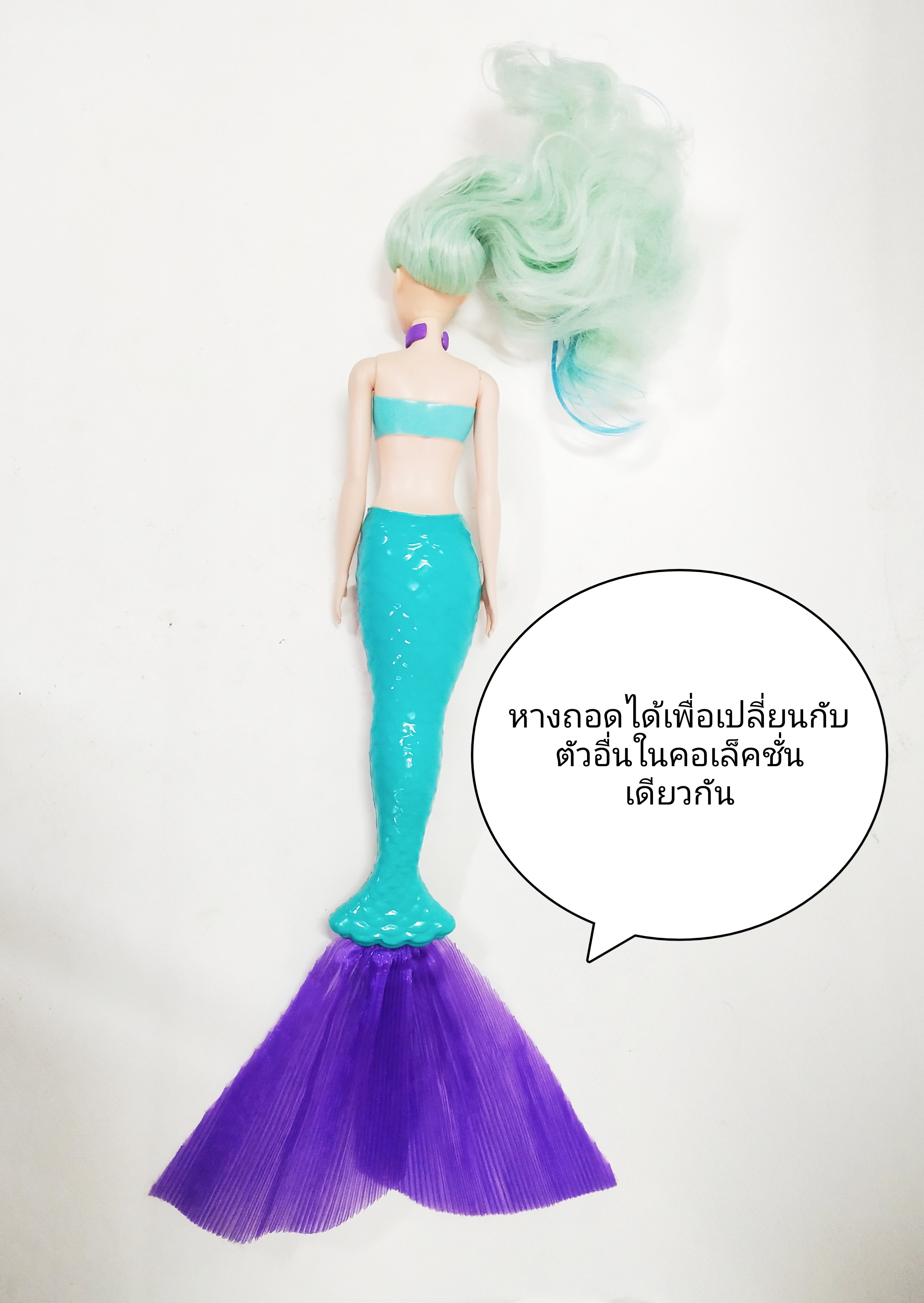 ตุ๊กตาบาร์บี้นางเงือกเปลี่ยนสี รุ่น Mattel Barbie Color Reveal Mermaid, สามารถเปลี่ยนหางกับหางของตัวอื่นๆใน Collection เดียวกันได้, บริเวณหน้าผากและเหลือคิ้วและสันจมูกเมื่อโดนน้ำเย็นจะเป็นลายตามภาพ , บริเวณผมตรงสีเข้มเมื่อโดนน้ำเย็นจะกลายเป็นสีม่วง