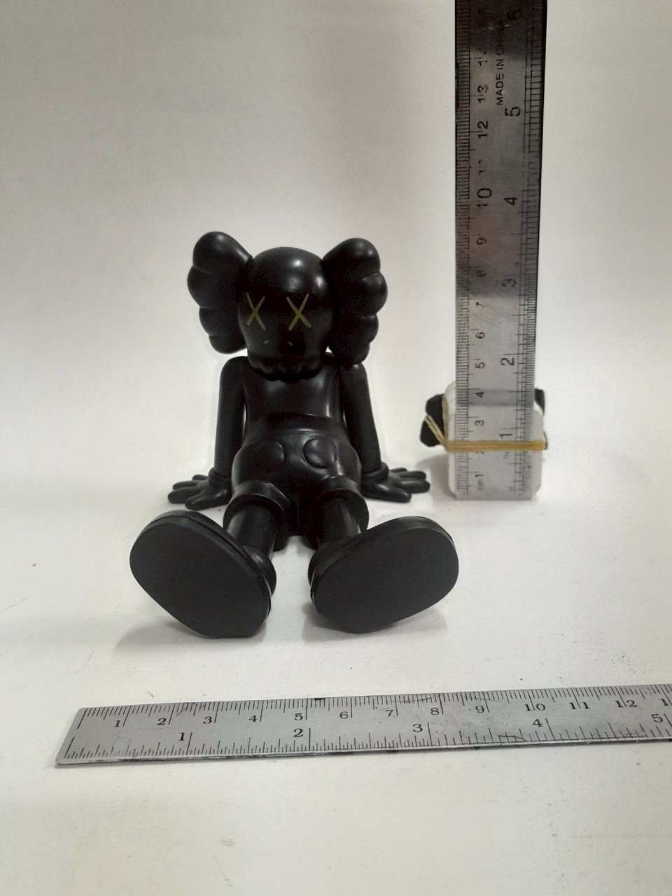 มีหลายภาพ,ที่วางโทรศัพท์มือถือKaws มือ1 ไม่มีกล่อง สำหรับสะสม