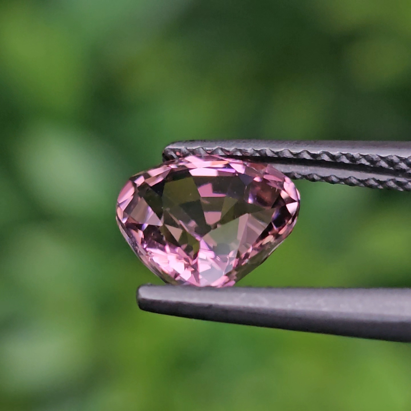 พลอย ชมพู ทัวร์มารีน (Pink Tourmaline) 1.96 กะรัต (Cts.) อัญมณีมงคลประจําวันเกิด เครื่องประดับพลอย