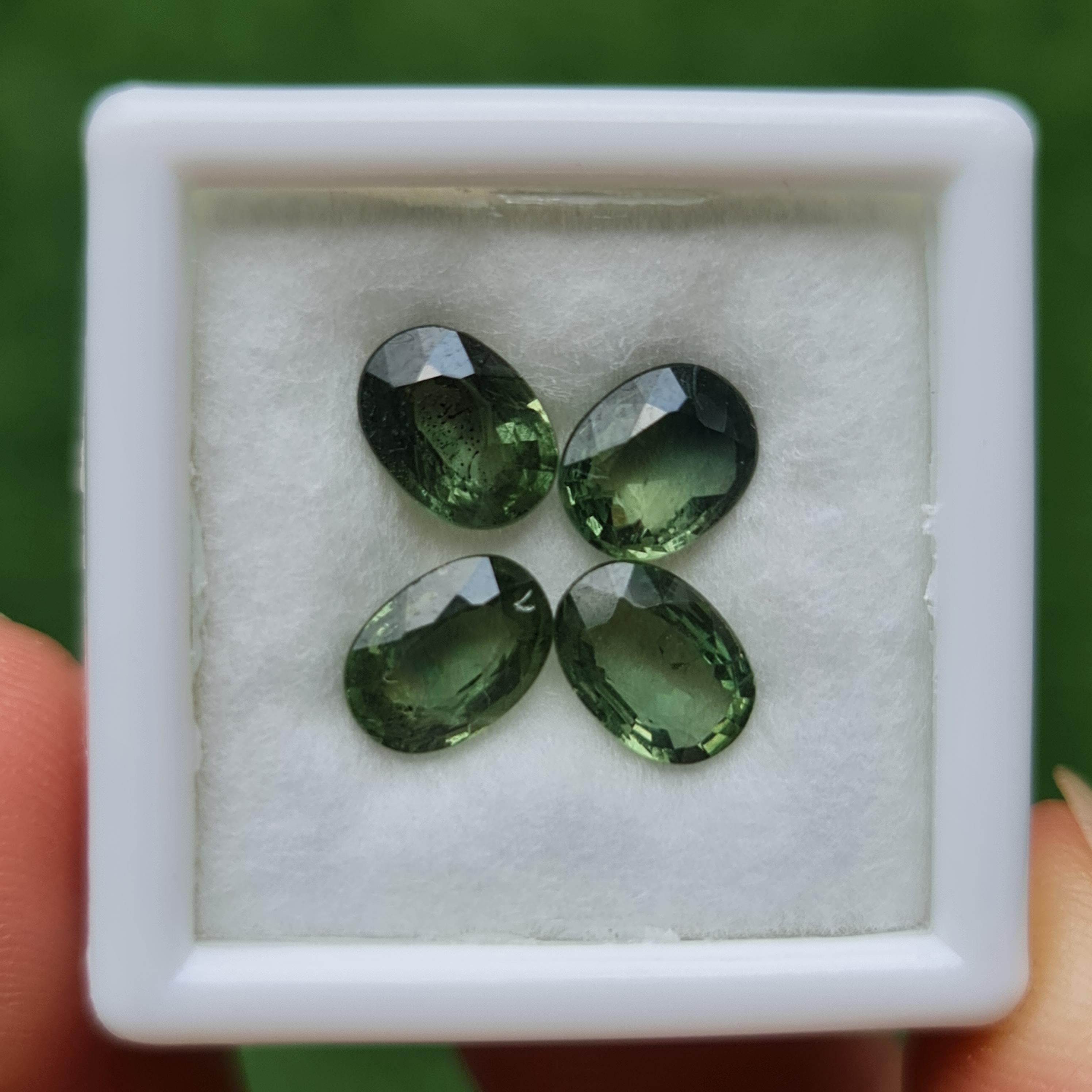 พลอย เขียวส่อง Green Sapphire 3.86 กะรัต (Cts.) 4 เม็ด (Pcs.) พลอยแท้ อัญมณีมงคลประจําวันเกิด เครื่องประดับพลอย