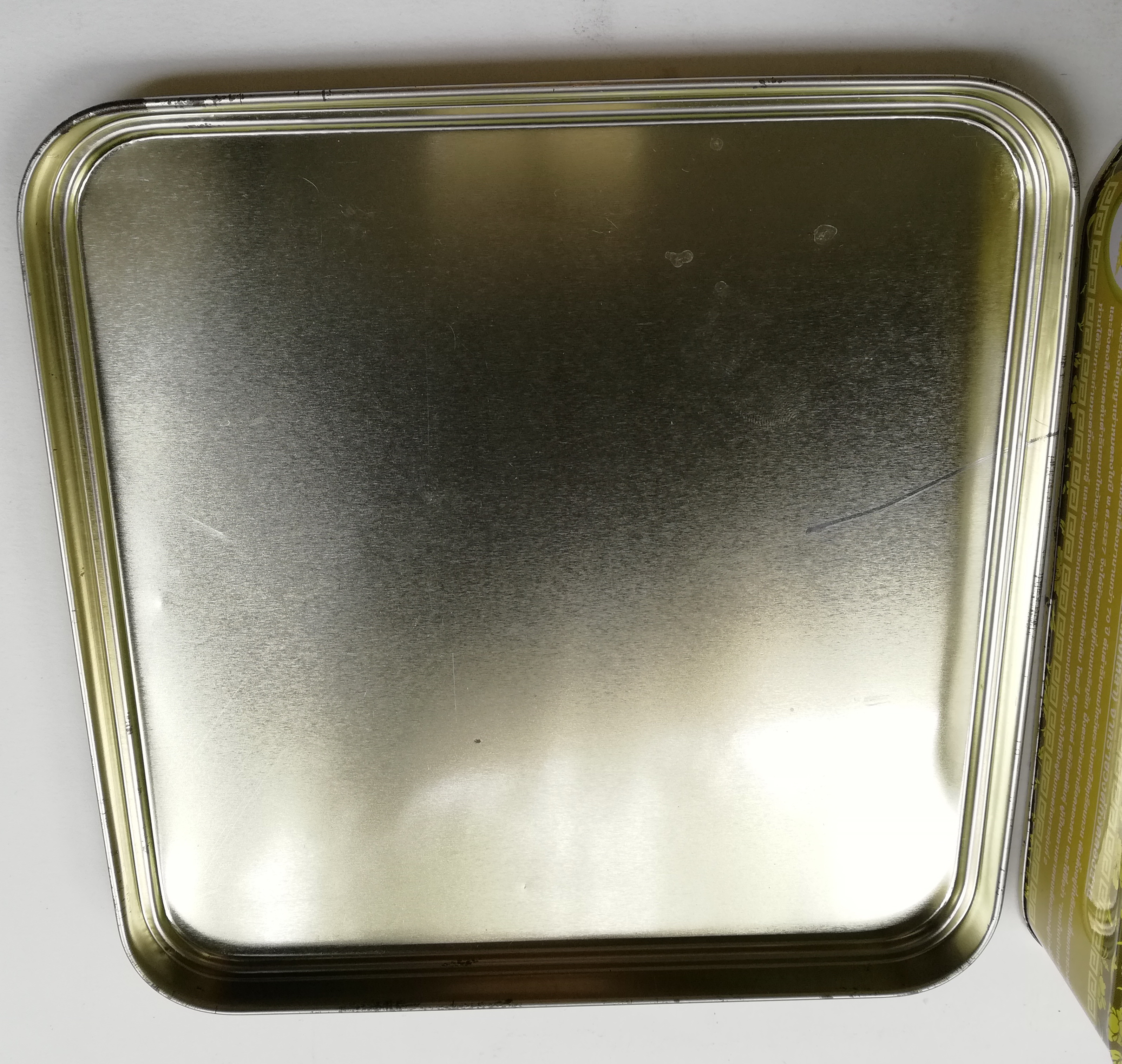 ของสะสม กล่องสังกะสี (กล่องโลหะ) กล่องขนมไหว้พระจันทร์สีเหลืองทอง ลายบ้านไทย และเรื่อสำเภากลางน้ำ ตรา กอกใจ