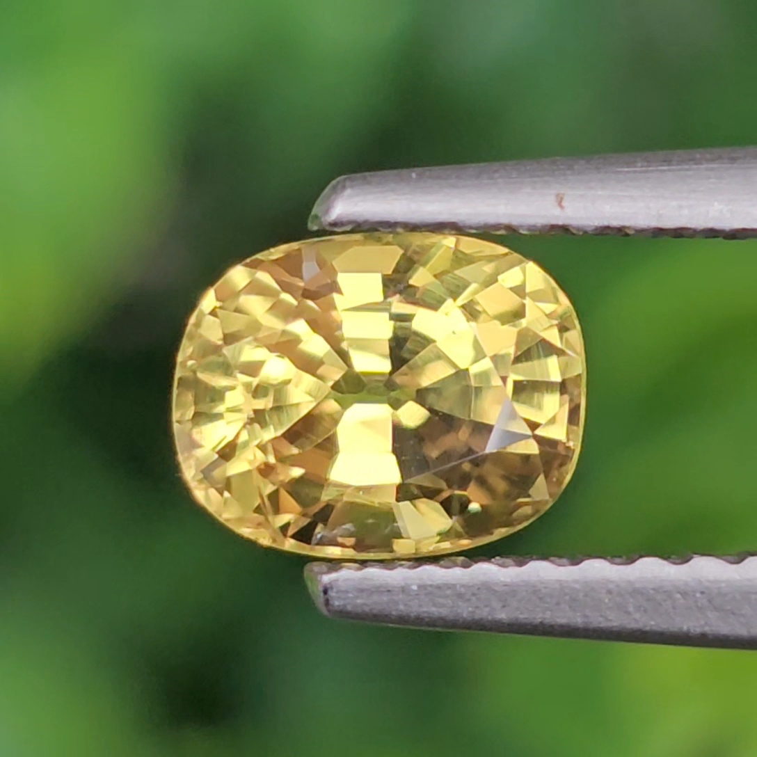พลอย บุษราคัม yellow sapphire 1.17 กะรัต (Cts.) ดิบ (Unheated) พร้อมใบเซอร์ พลอยแท้ อัญมณีมงคลประจําวันเกิด เครื่องประดับพลอย