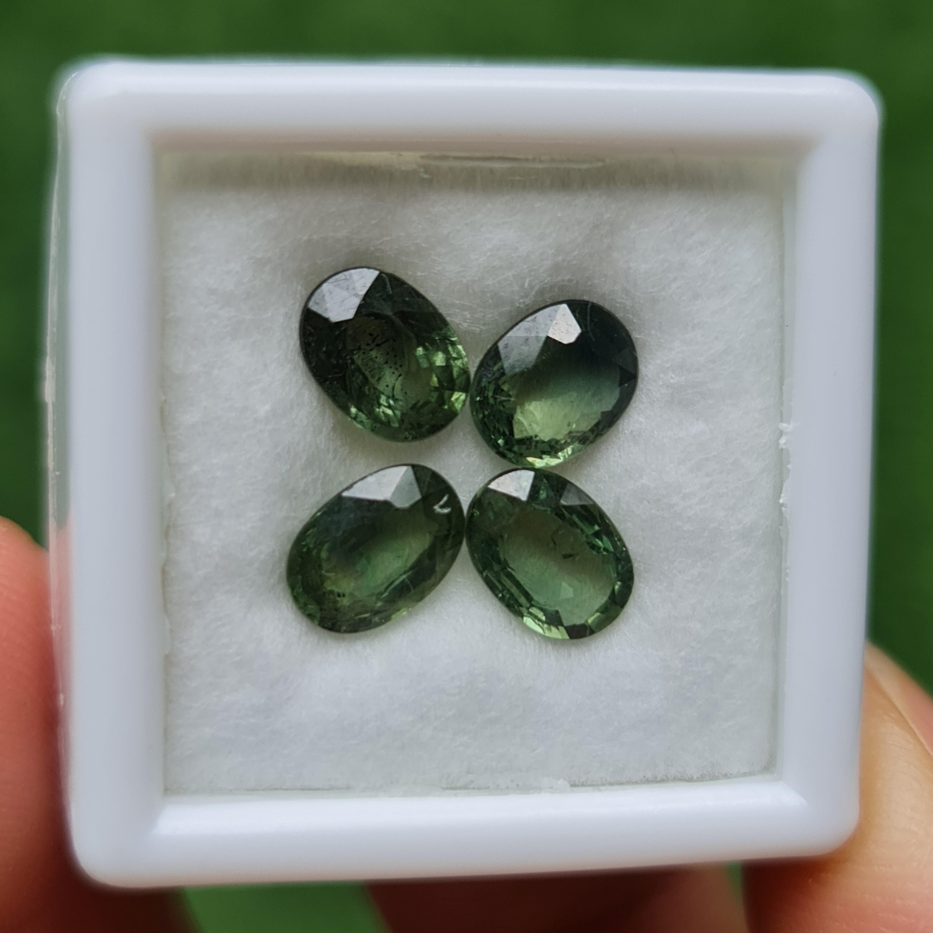 พลอย เขียวส่อง Green Sapphire 3.86 กะรัต (Cts.) 4 เม็ด (Pcs.) พลอยแท้ อัญมณีมงคลประจําวันเกิด เครื่องประดับพลอย