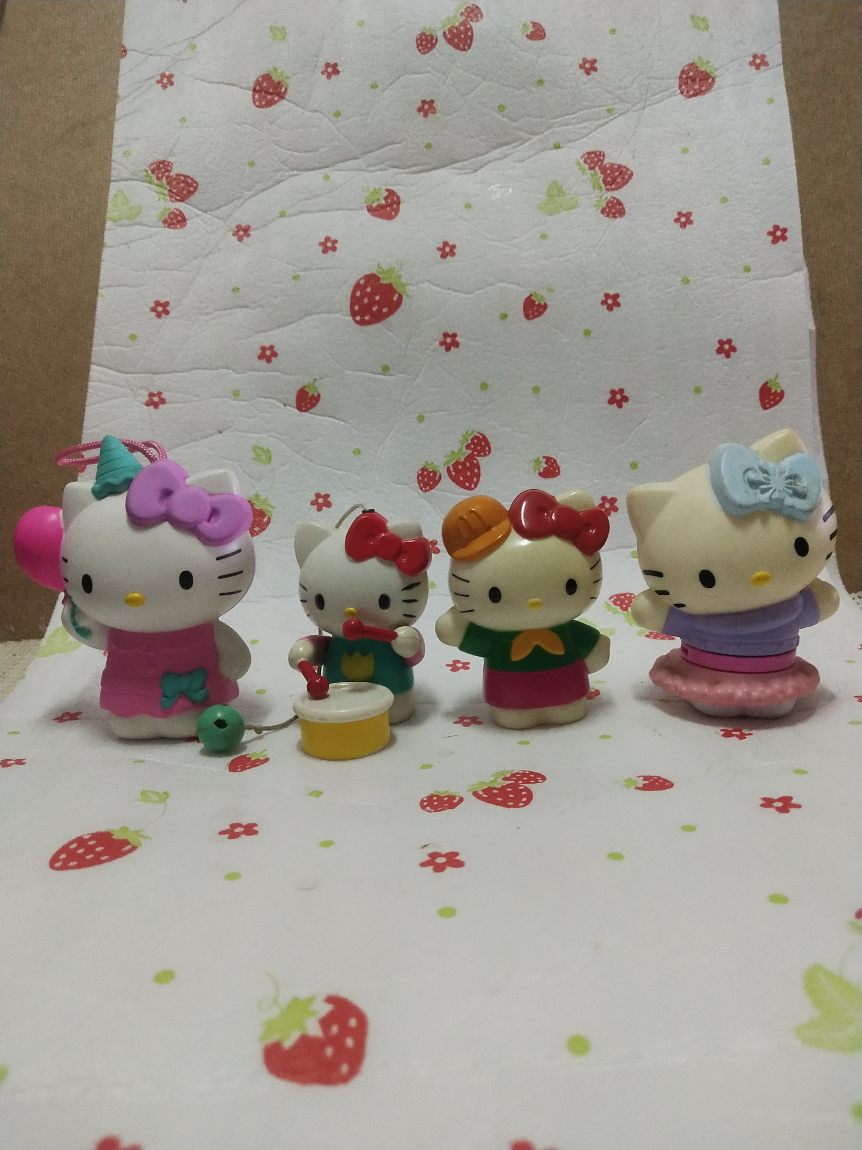 มีหลายภาพของสะสม จากแมคโดนัล และ มิสเตอร์โดนัท Hello Kitty คิตตี้ กรุณาเลือกแบบ ( ราคาตัวละ)