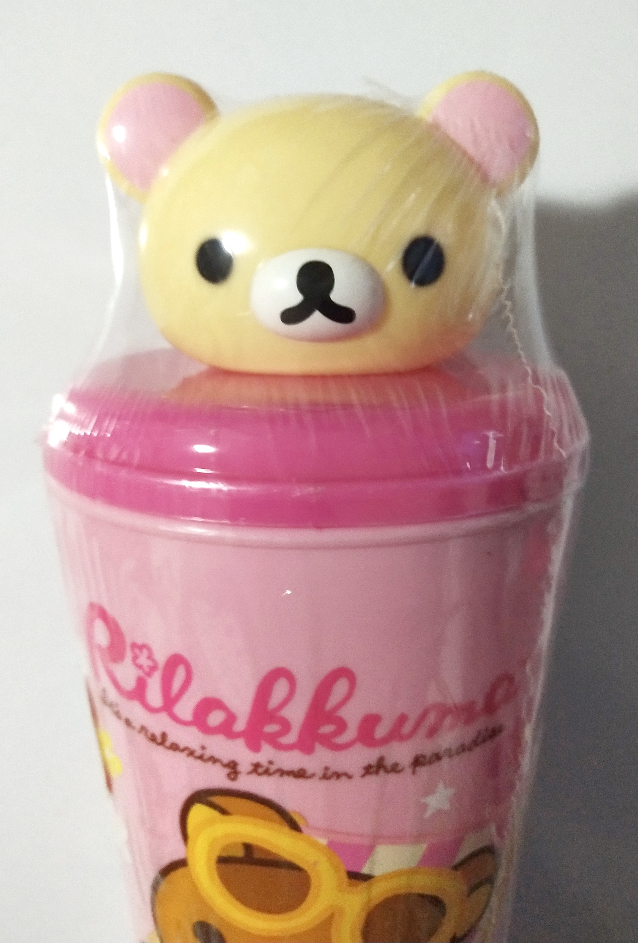ของสะสม แก้วน้ำพลาสติกสีชมพูลายรีลัคคุมะ Rilakkuma พร้อมท็อปเปอร์หัวหมีรีลัคคุมะสีขาว