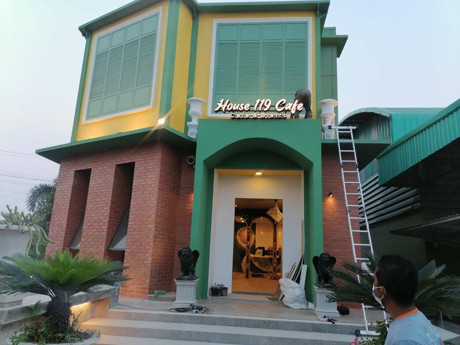 ป้ายอักษรไฟออกหน้า ร้านกาแฟ House 119 Cafe