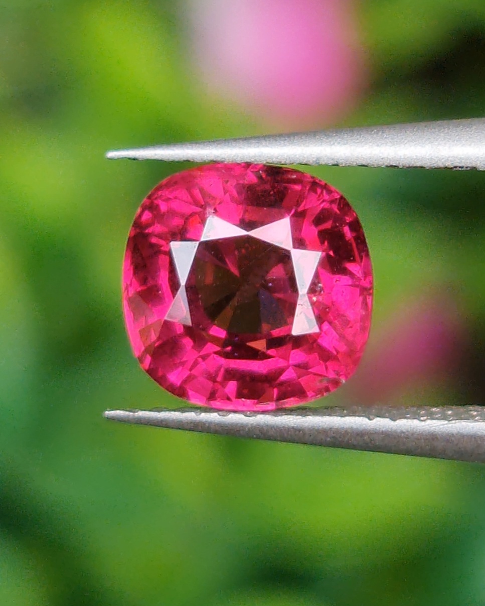 พลอย โรโดไลต์ กาเน็ท Rhodolite Garnet 1.75 กะรัต Cts.พลอยแท้ อัญมณีมงคลประจําวันเกิด เครื่องประดับพลอย