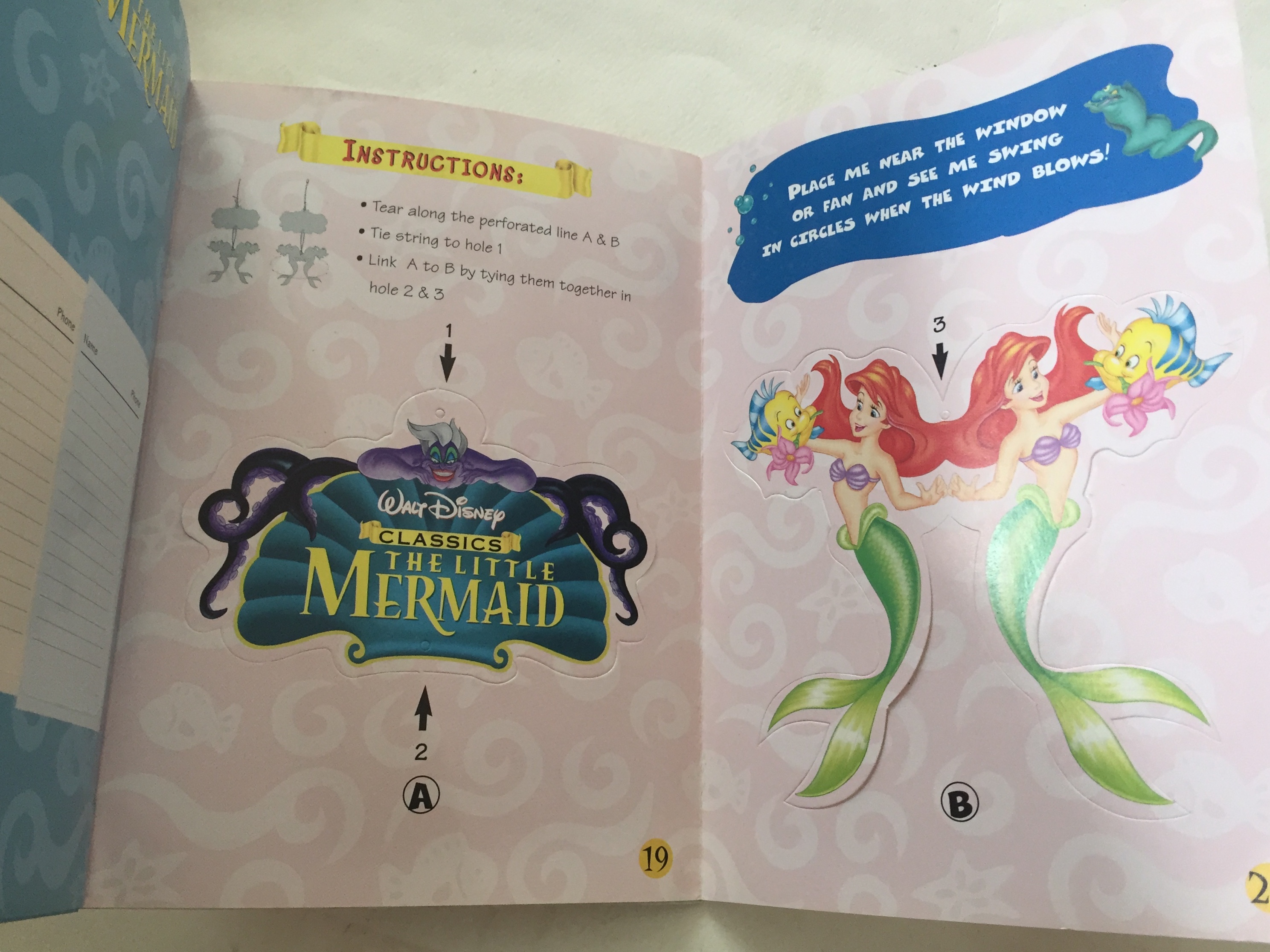 มีหลายภาพ, มีตำหนิ โปรดดูทุกภาพ, สมุดภาพเจ้าหญิงเงือกน้อยแอเรียล, the Little Mermaid ขนาด 19 cm, เป็นสมุดภาพการ์ด ที่คั่นหนังสือ ป้ายสมุดโทรศัพท์การ์ดอวยพรวันเกิดตัวแขวนโทรศัพท์มือถือเป็นกระดาษสแตนดี้และภาพระบายสี เป็นภาพเงือกน้อยแอเรียล Little Mermaid