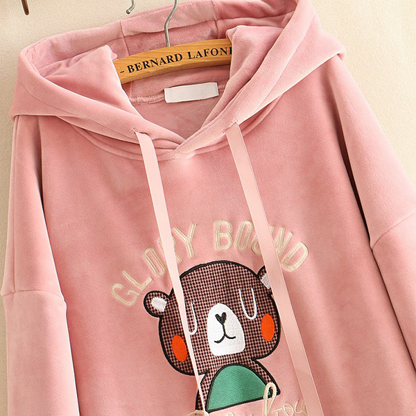 เสื้อสเวตเตอร์กำมะหยี่เต็มตัว ปักลายหมี มีฮู้ดแต่งหูน่ารัก (12354LM)