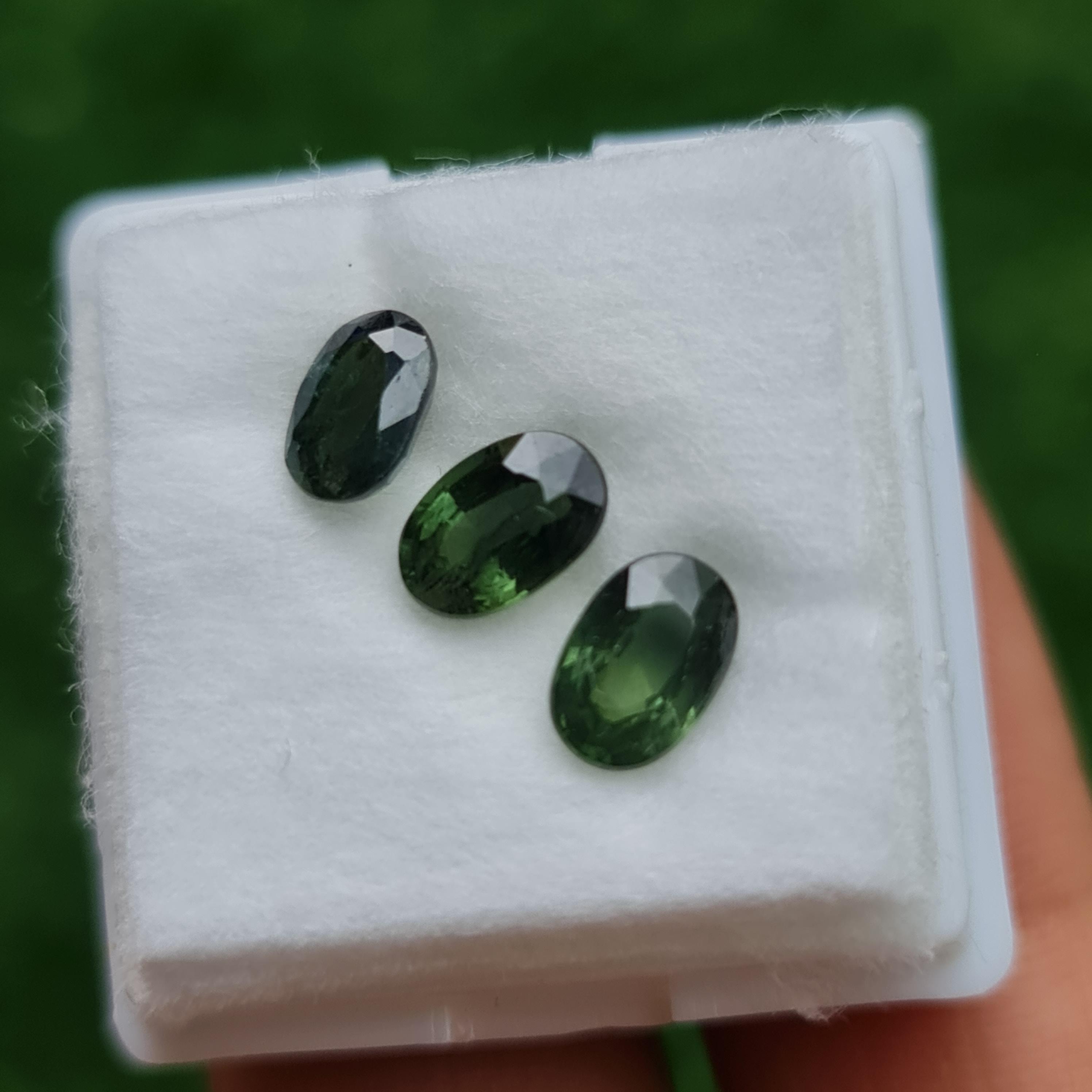 พลอย เขียวส่อง Green Sapphire 2.88 กะรัต (Cts.) 3 เม็ด (Pcs.) พลอยแท้ อัญมณีมงคลประจําวันเกิด เครื่องประดับพลอย