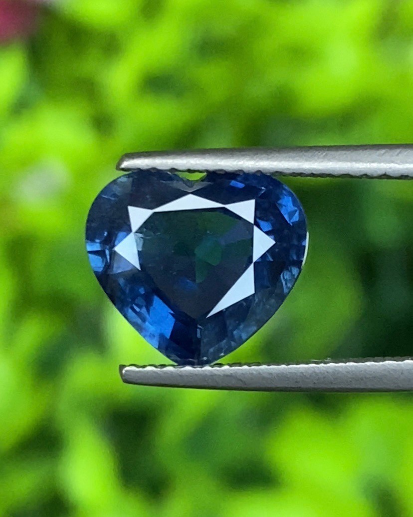 พลอย ไพลิน Blue Sapphire 3.24 กะรัต (Cts.) ดิบ (Unheated ) พร้อมใบเซอร์ พลอยแท้ อัญมณีมงคลประจําวันเกิด เครื่องประดับพลอย