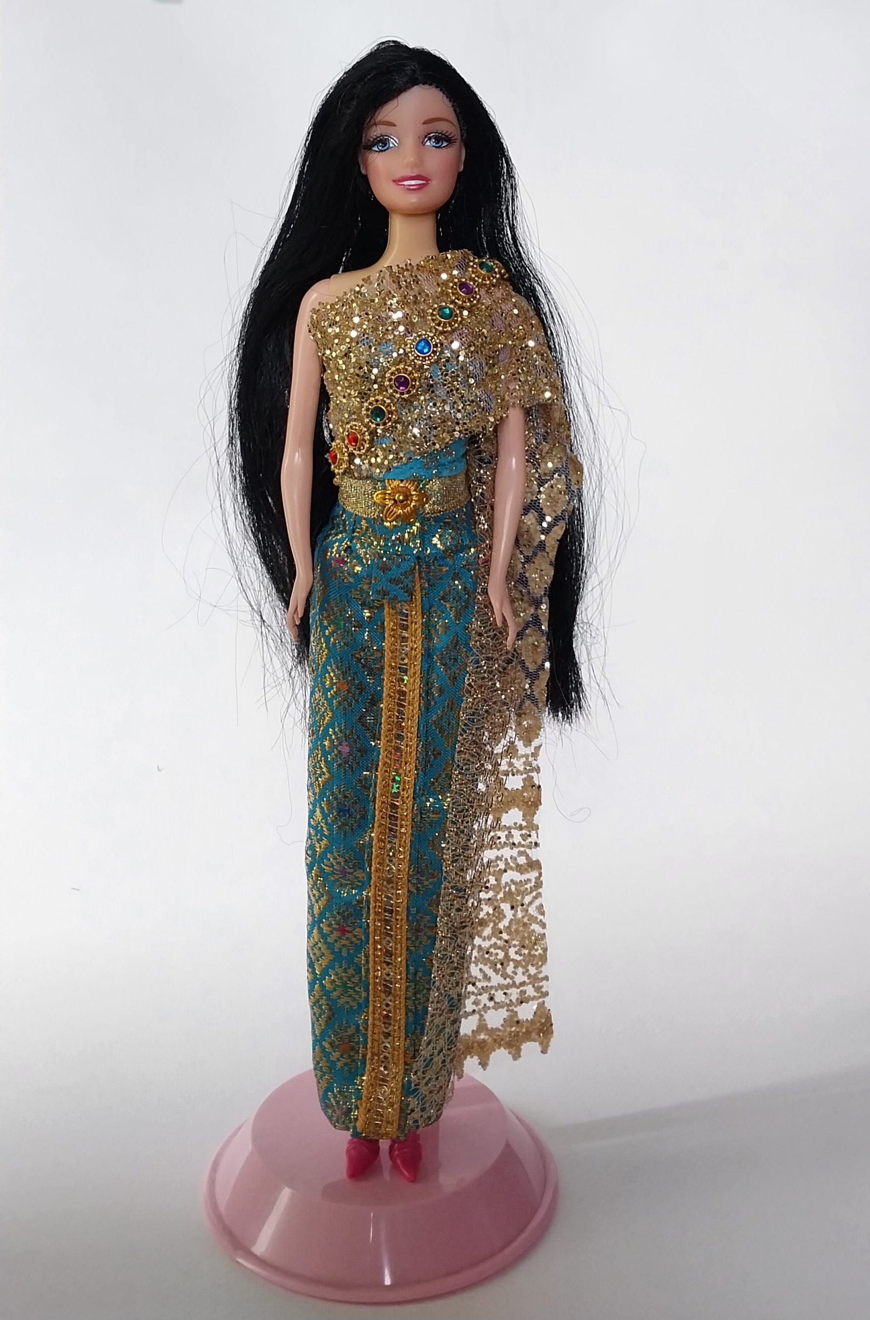 ชุดไทยผ้าจีบหน้านางสีฟ้า และผ้าสะใบสีทอง พร้อมสายสะพายงานสวย พร้อมรองเท้าส้นสูงสีชมพู ***แถม นางแบบ
