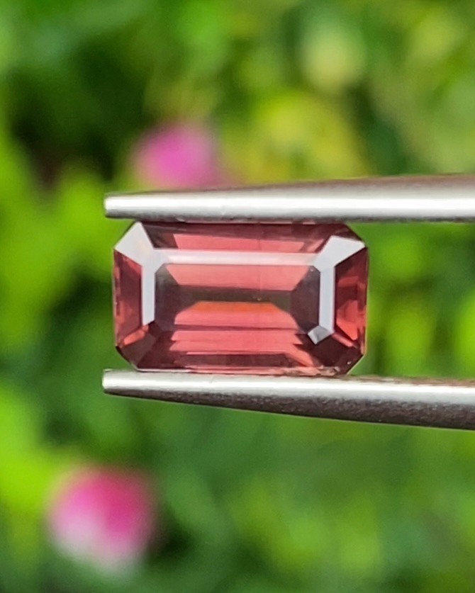 พลอย เพทาย Natural Zircon 1.95 กะรัต (Cts.) พลอยแท้ อัญมณีมงคลประจําวันเกิด เครื่องประดับพลอย