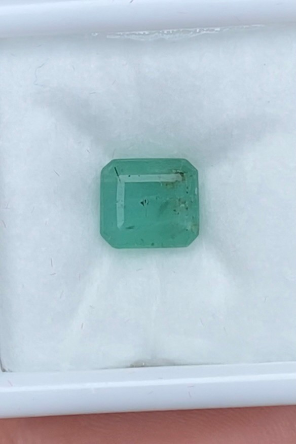พลอย มรกต Natural Emerald แซมเบีย 1.39 กะรัต (Cts.) พลอยแท้ อัญมณีมงคลประจําวันเกิด เครื่องประดับพลอย