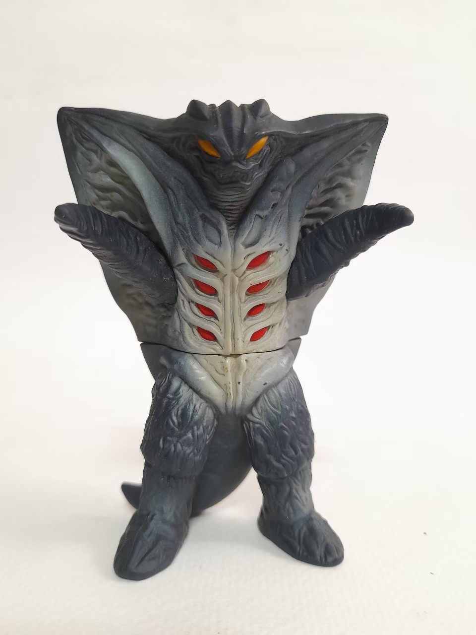 มีหลายภาพ,ซอฟ 4 นิ้ว สัตว์ประหลาด กาซอร์ด จาก อุลตร้าแมนทีก้า ขนาดตามรูปมือสองสภาพดีมีรอยบ้าง มีปั๊ม