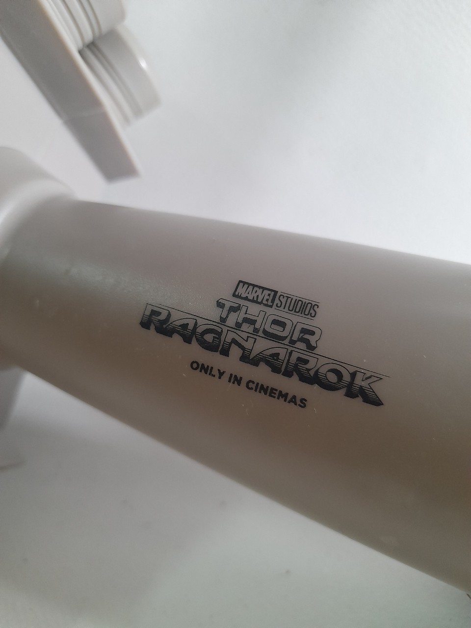 มีหลายภาพ ฆ้อนธอว์ Thor จาก ภาค Ragnarok `งานพรีเมี่ยมโรงหนัง ขนาดตามภาพ ใส่น้ำหรือเป็นออมสิน ของมีตามภาพ