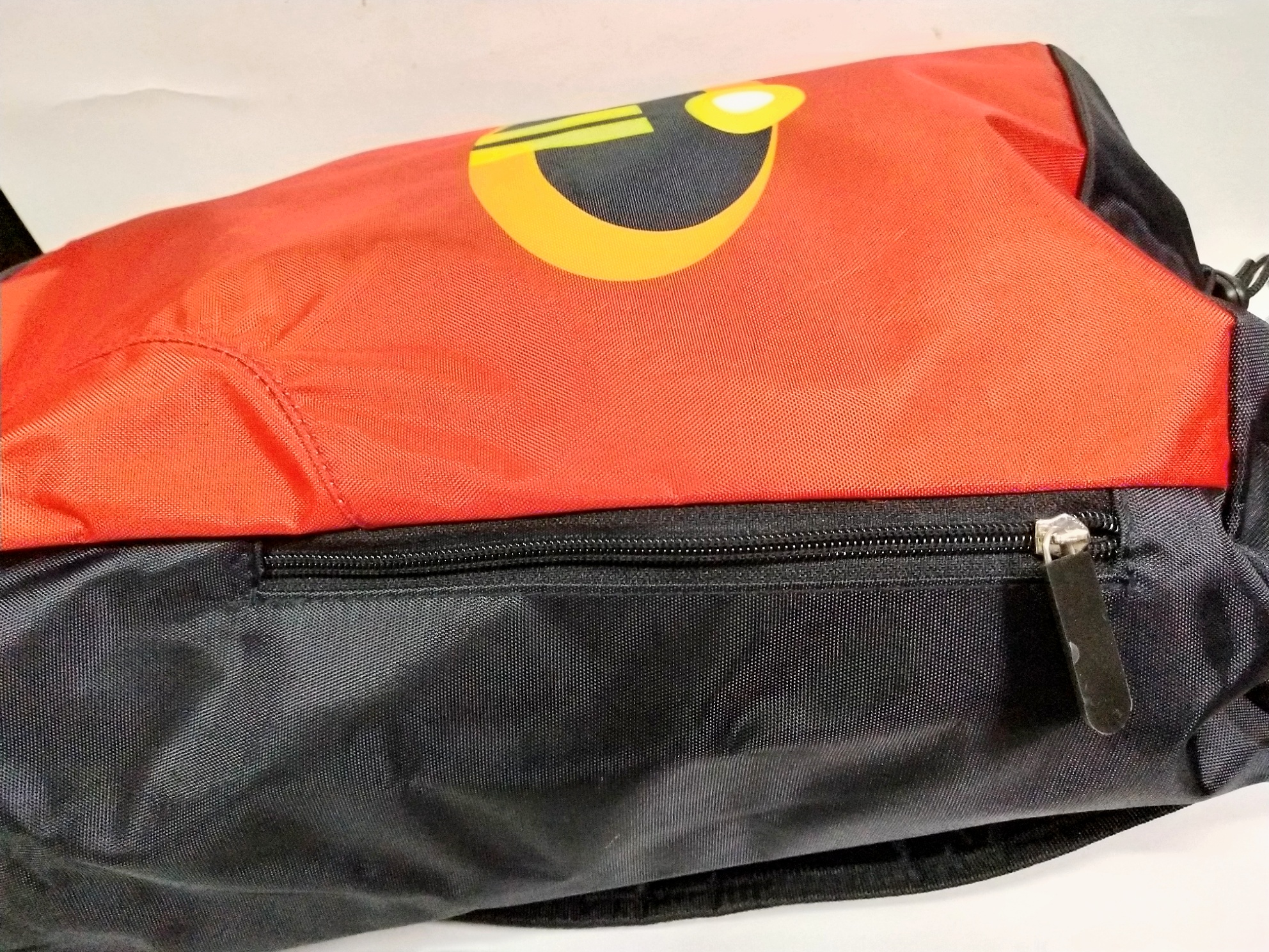 กระเป๋าเป้ ลาย ดิอินเคร็ดเดเบิ้ล The Incredible แบบหูรูด มีซิปด้านใน 14"*16" ของแท้ ใหม่มีป้าย