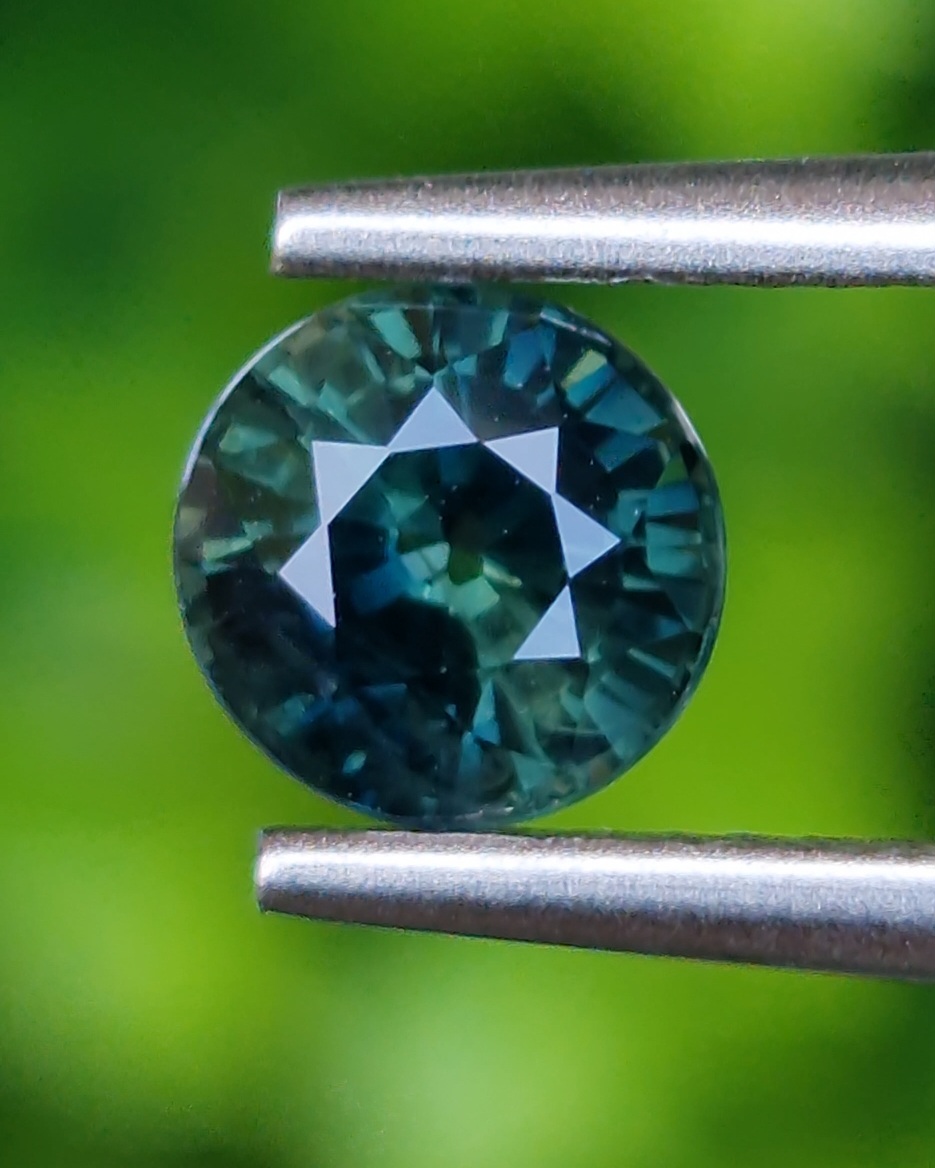 พลอย เขียวส่อง (Green Sapphire) 1.23 กะรัต (Cts.) พลอยแท้ อัญมณีมงคลประจําวันเกิด เครื่องประดับพลอย
