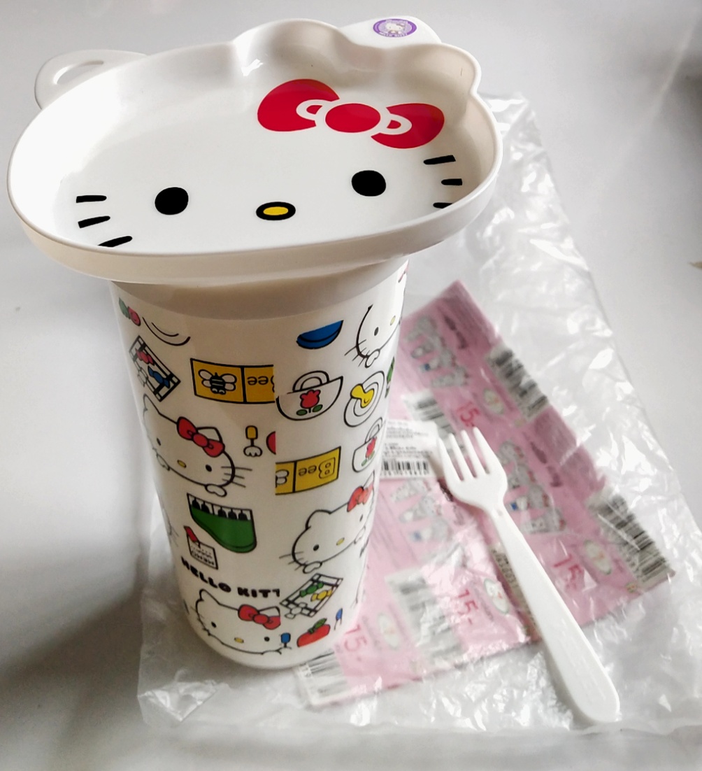แก้วน้ำคิตตี้สีขาวพร้อมจานรอง ของสะสมจาก7-11 Hello Kitty, Sanrio รูปหัวคิตตี้พิมพ์ลายทั่วทั้งใบ **ถุงชำรุด