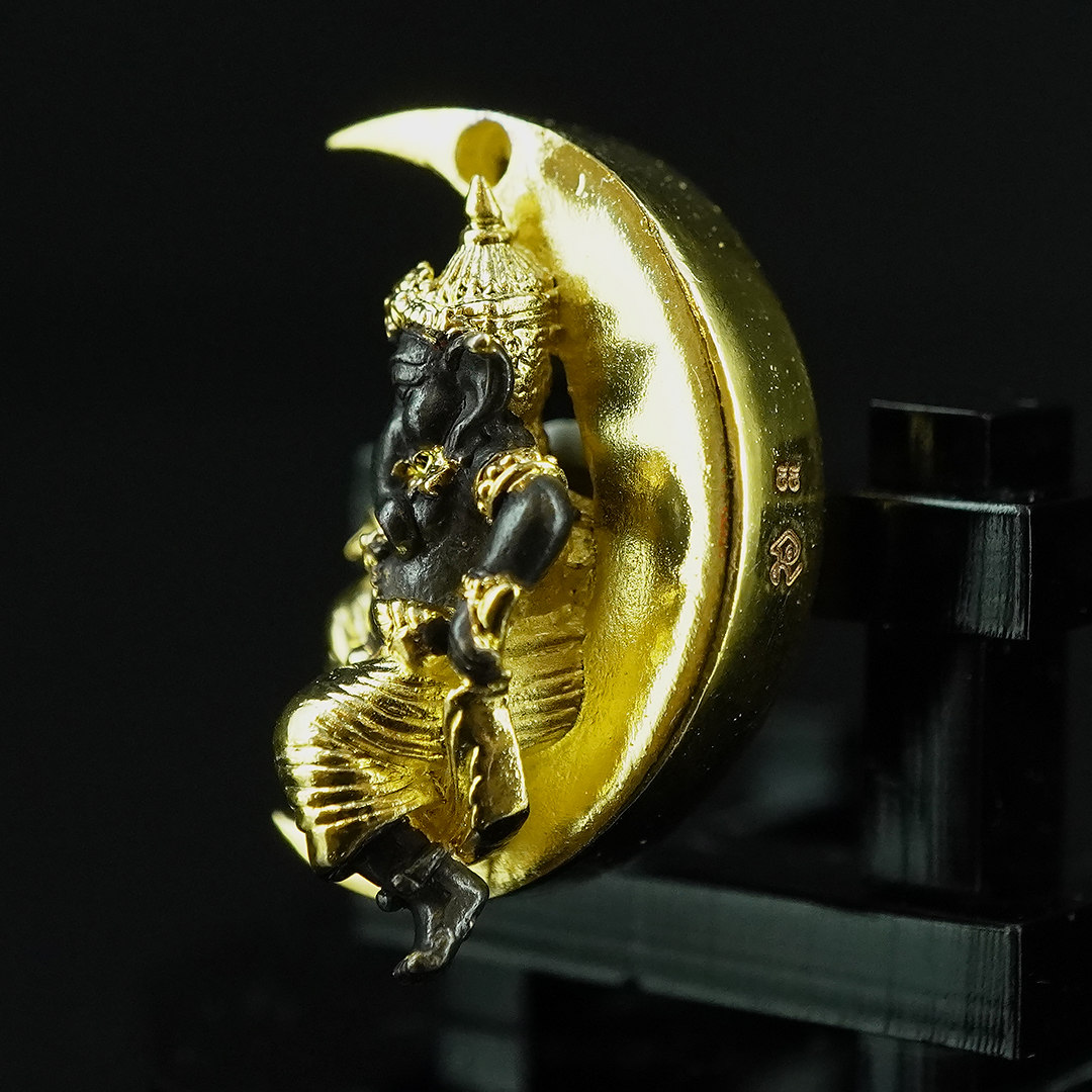 พระพิฆเนศน้อย ประทับจันทร์ รหัส 2 เนื้อรัตนะโลหะชุบทองบางส่วน