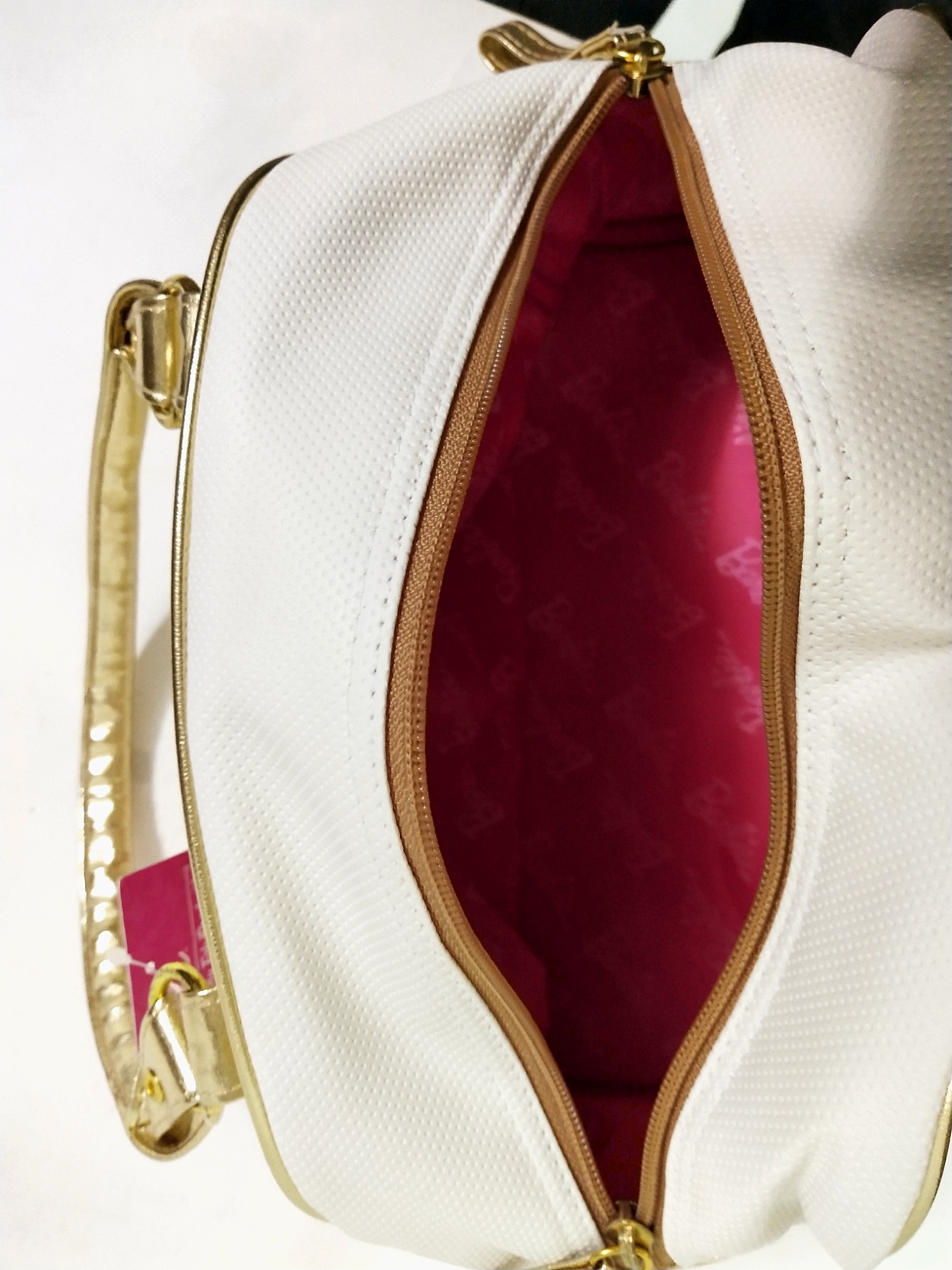 กระเป๋าสีขาวครีม กระเป๋าถือ กระเป๋าคล้องไหล่ ปักลายบาร์บี้ Barbie สีทอง ด้านในเป็นผ้าซับสีชมพู สีครีม ขนาดประมาณ17 cm.*27cm.*11.5 cm. ของแท้ ,ใหม่ มีป้าย