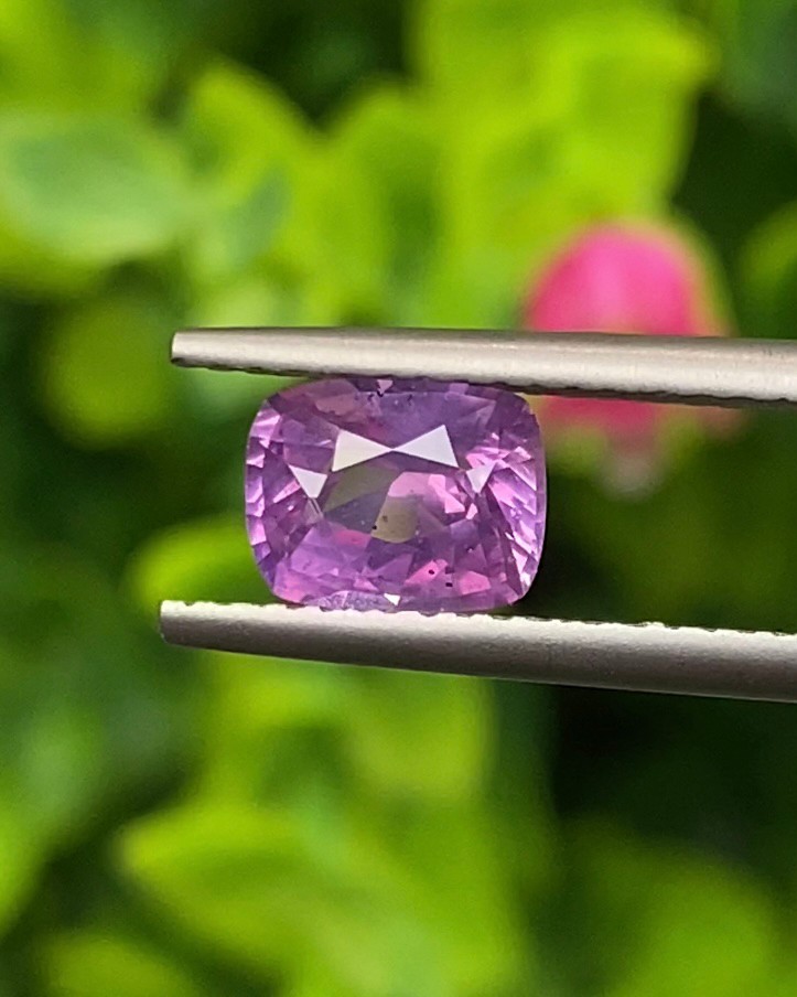 พลอย เพอเพิล แซฟไฟร์ สีม่วง Purple Sapphire ดิบ (Unheated) 1.13 กะรัต (Cts.) พลอยแท้ อัญมณีมงคลประจําวันเกิด เครื่องประดับพลอย