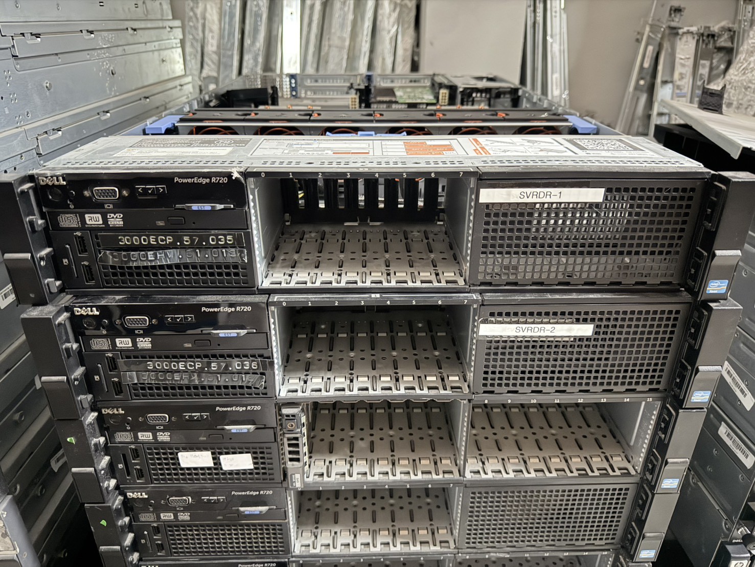 Server Dell PowerEdge R720 Server CPU E5-2650v2 x2 Ram 128 GB SAS 300 x2 Tray x8 Power x2 Raid H710mini