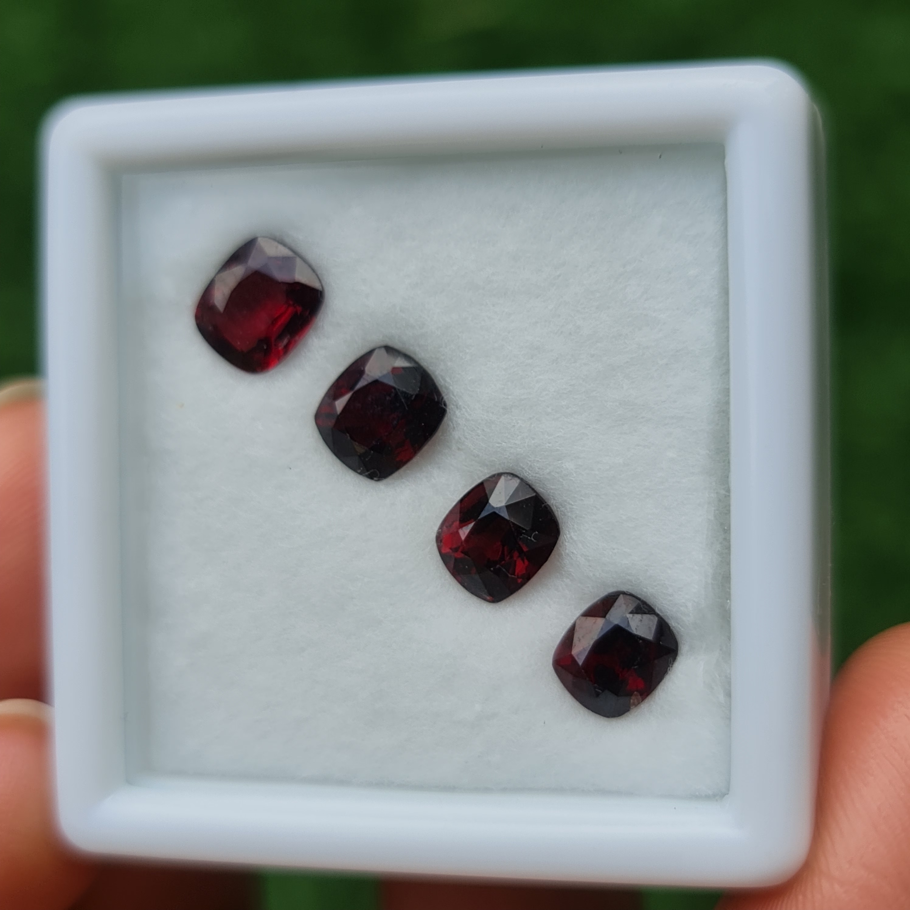 พลอย สปิเนล (Spinel) 4.51 กะรัต (Cts.) 4 เม็ด พลอยแท้ อัญมณีมงคลประจําวันเกิด เครื่องประดับพลอย