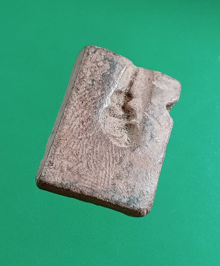 ผ3012 นางกวักเนื้อดิน พิมพ์เล็ก หลังยันต์อุ