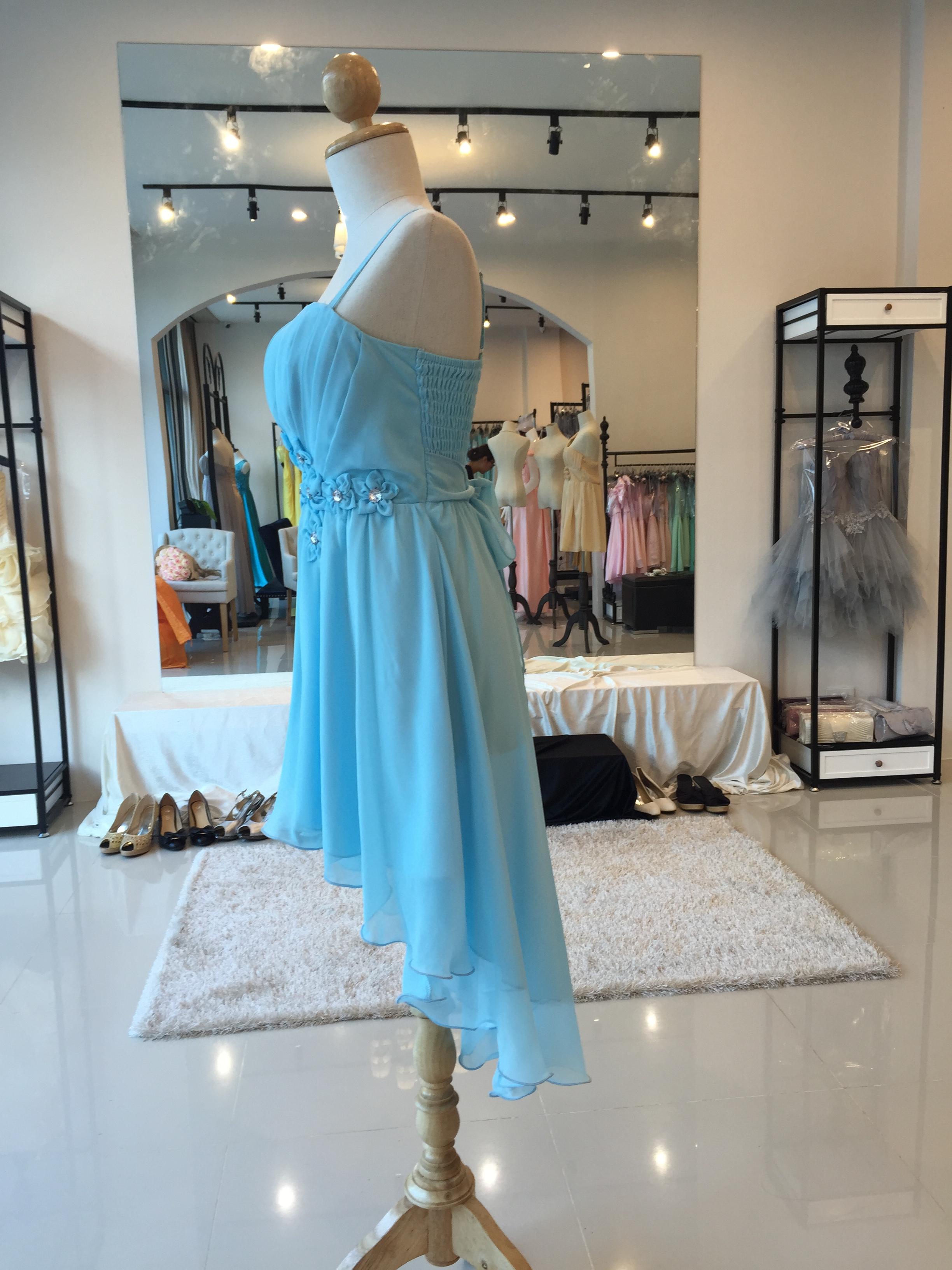 ชุดราตรีหน้าสั้นหลังยาว สีฟ้าอ่อน สายเดี่ยว เกาะอก อกจับจีบเดรปสวย แต่งดอกไม้ช่วงเอว สม๊อคหลัง