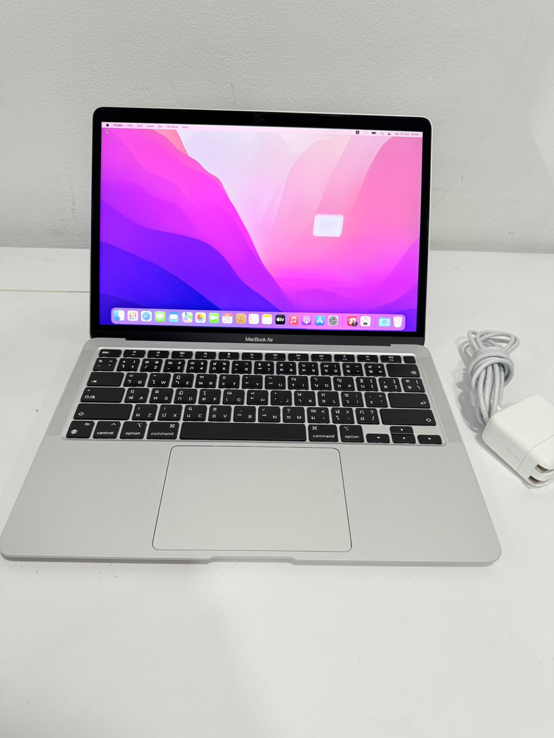 Apple Macbook Air 2020(M1/8GB/256GB)+Adapter จอมีรอยคีย์บอร์ด เครื่องบุบตรงมุมนิดนึง