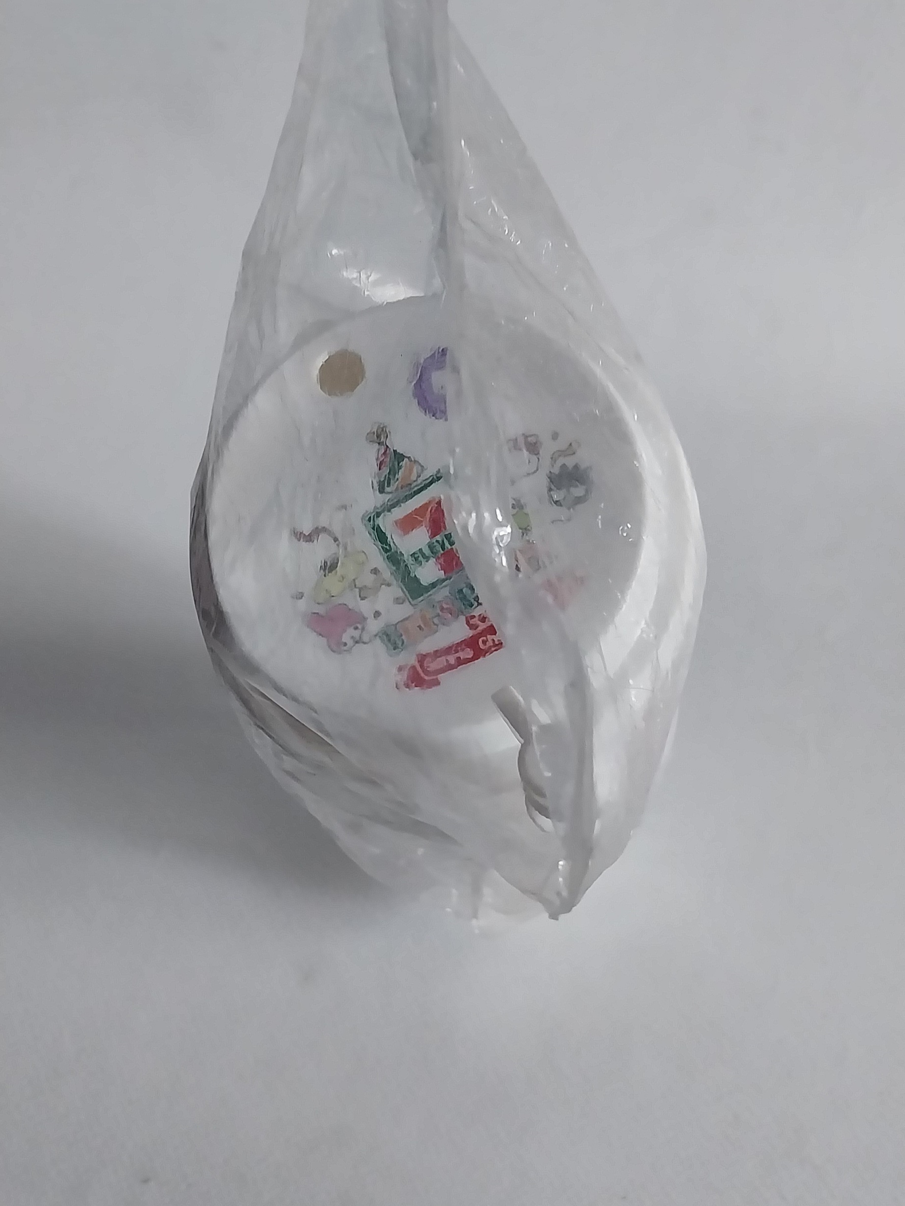 แก้วน้ำอัดลม ขนาดประมาณ 18 ออนซ์ ของสะสมจาก 7-11 Sanrio Collection สี ขาวลายจุดชมพู ลายรวมการ์ตูน Sanrioใส่เสื้อ 7-11 : คิตตี้ ,มายเมโลดี,กบเคโระ ,ปอมปอม ปุริน,แบตสึมารุ