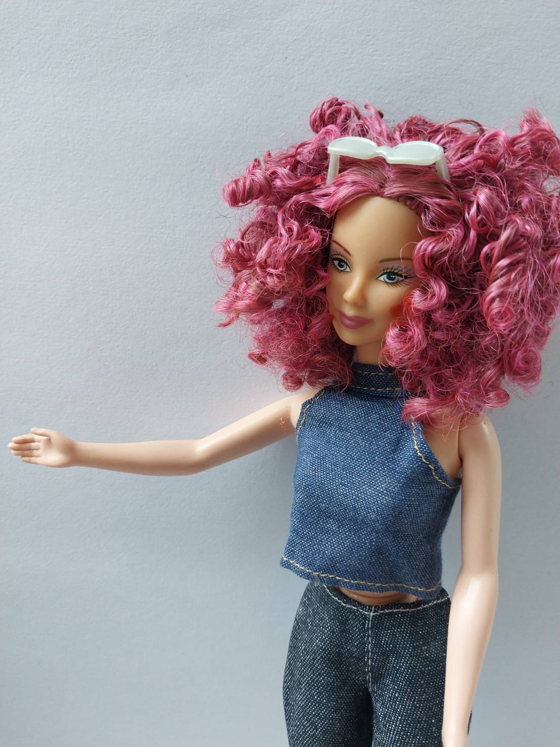 ตุ๊กตาบาร์บี้ผมสีชมพู หยิกฟูทั้งหัว แก้มมีรูปหัวใจสีชมพู Mattel Indonesia 1966 สภาพดี ไม่มีส่วนไหนหลวม ขาคลิ๊ก